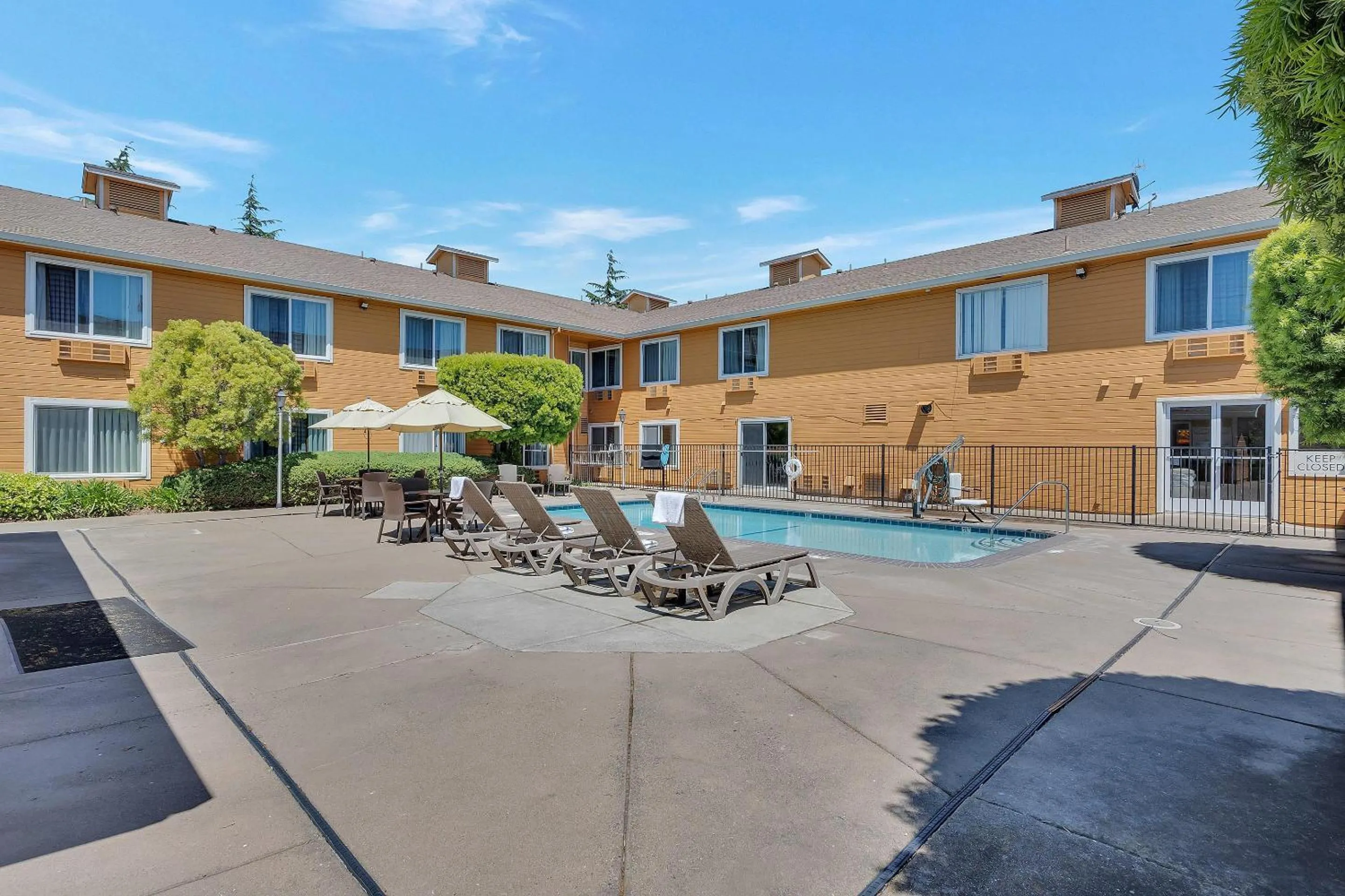 Swimming pool in Quality Inn near Six Flags Discovery Kingdom-Napa Valley