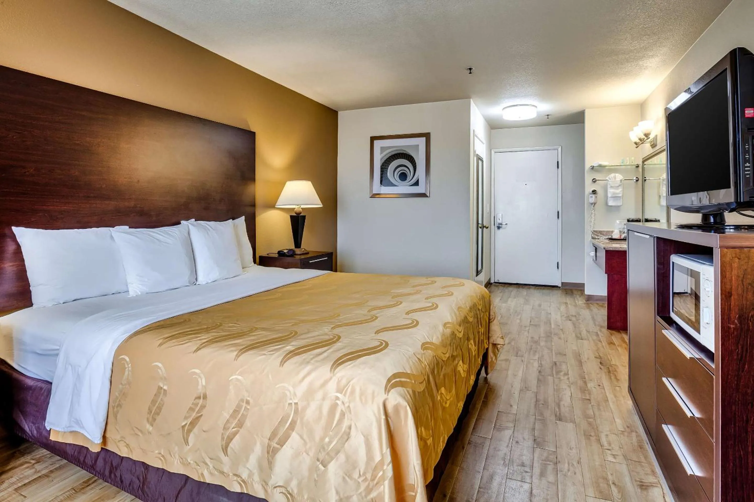 Bedroom, Bed in Quality Inn near Six Flags Discovery Kingdom-Napa Valley