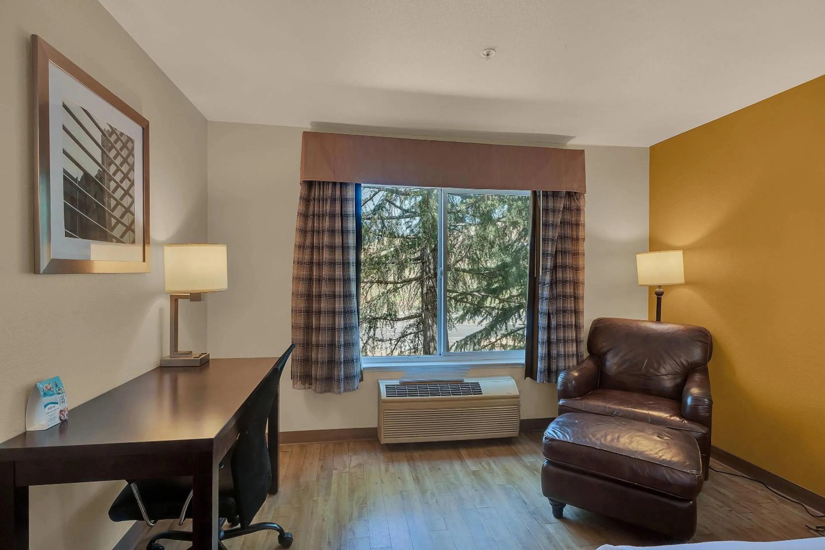 Bedroom in Quality Inn near Six Flags Discovery Kingdom-Napa Valley