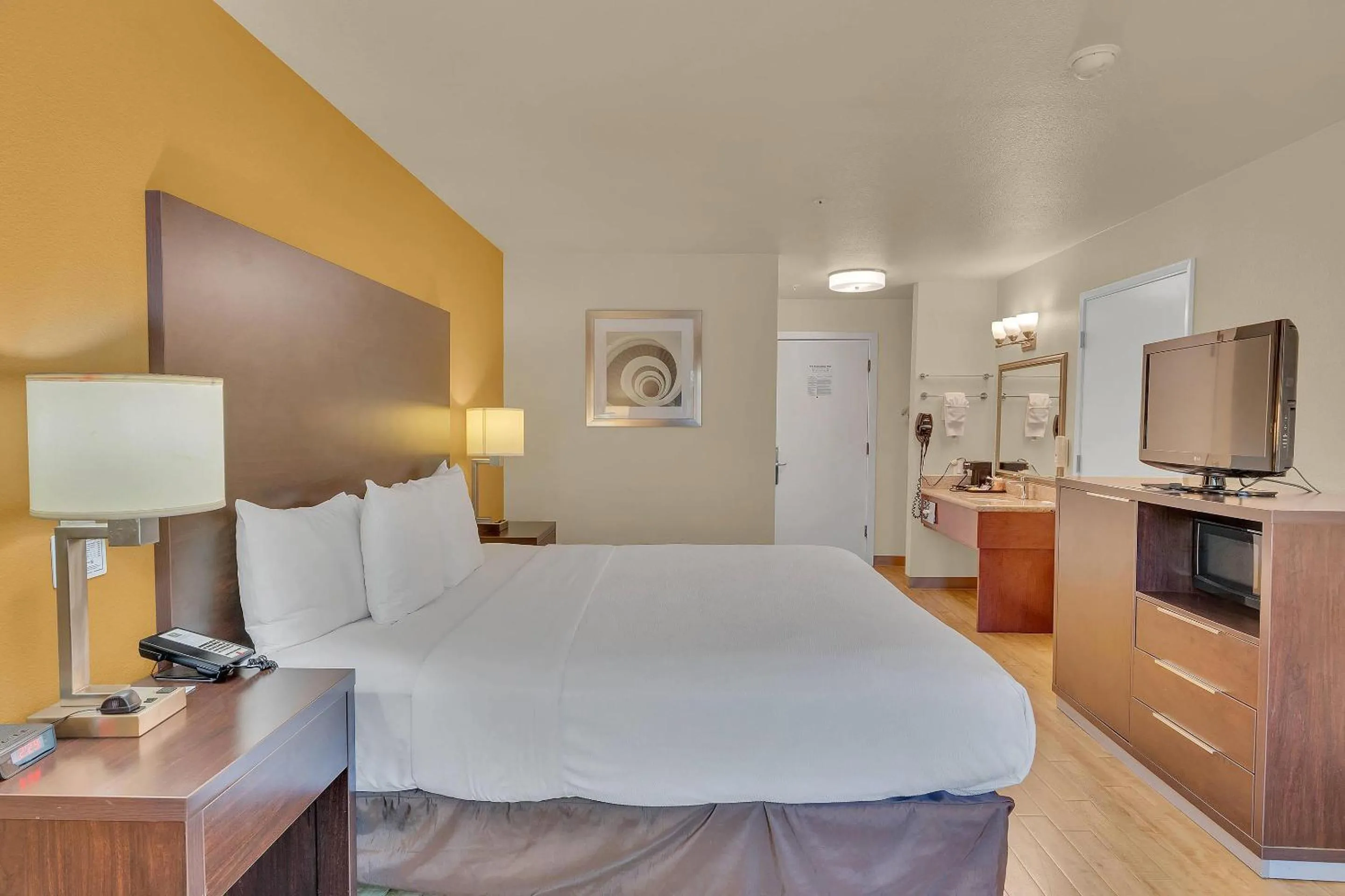 Bedroom, Bed in Quality Inn near Six Flags Discovery Kingdom-Napa Valley