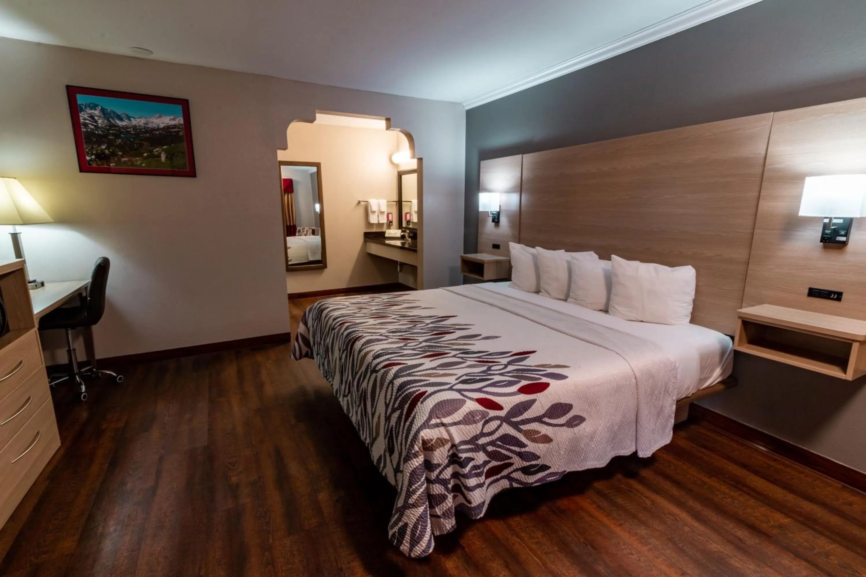 Photo of the whole room, Bed in Quality Inn Bishop near Mammoth