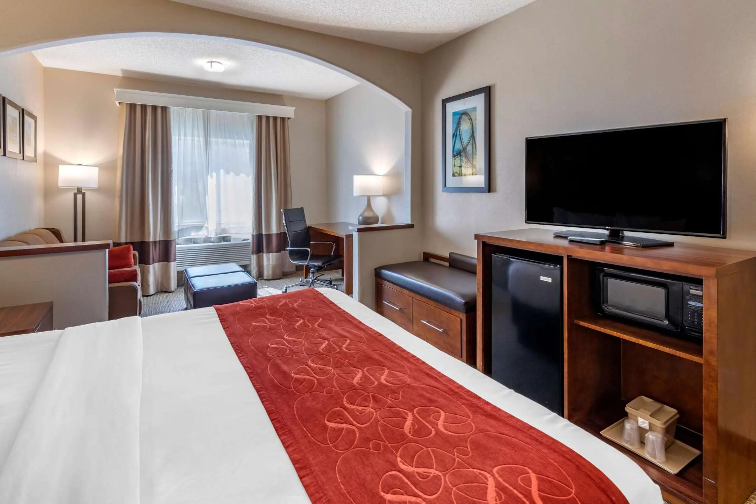 Bedroom, Bed in Comfort Suites Near Six Flags Magic Mountain