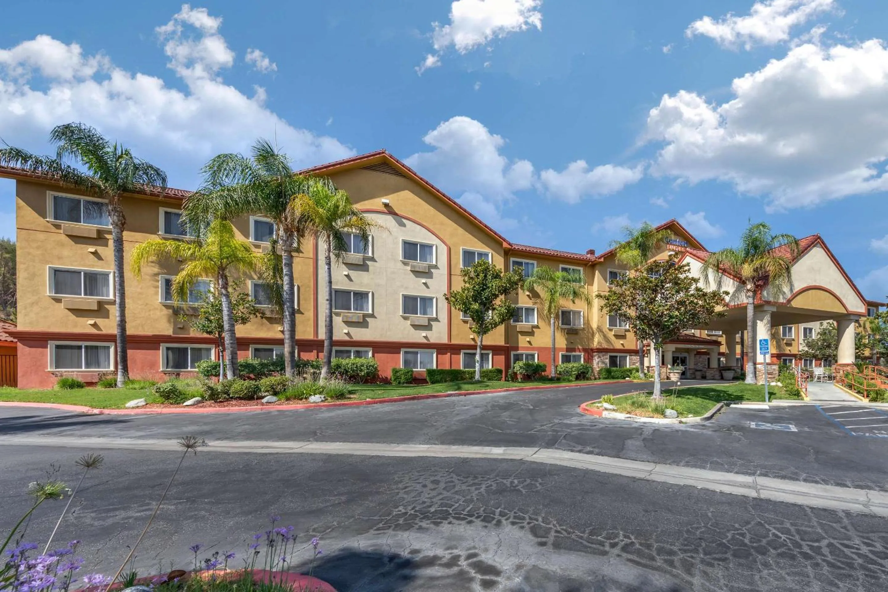 Property building in Comfort Suites Near Six Flags Magic Mountain