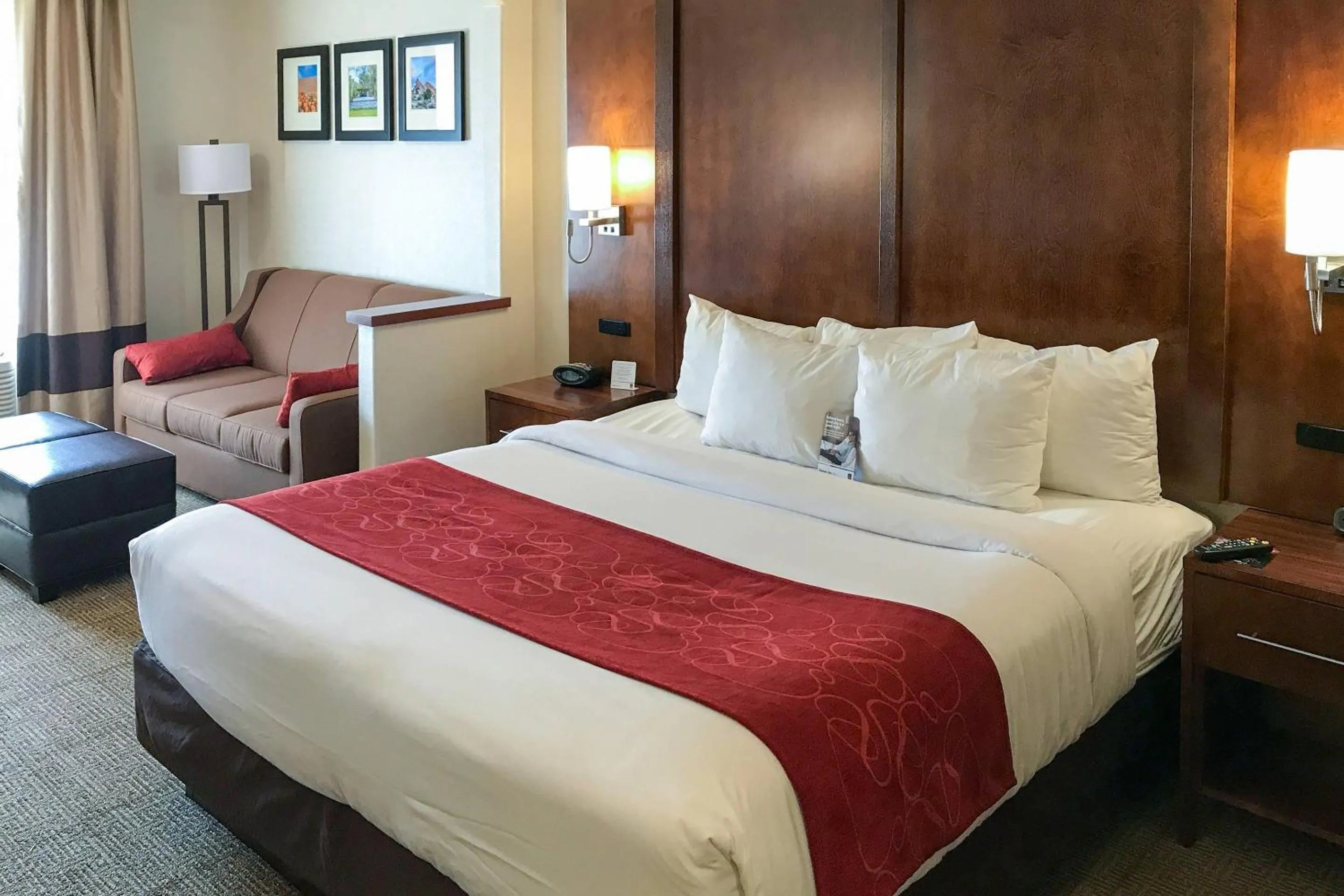 Bedroom, Bed in Comfort Suites Near Six Flags Magic Mountain