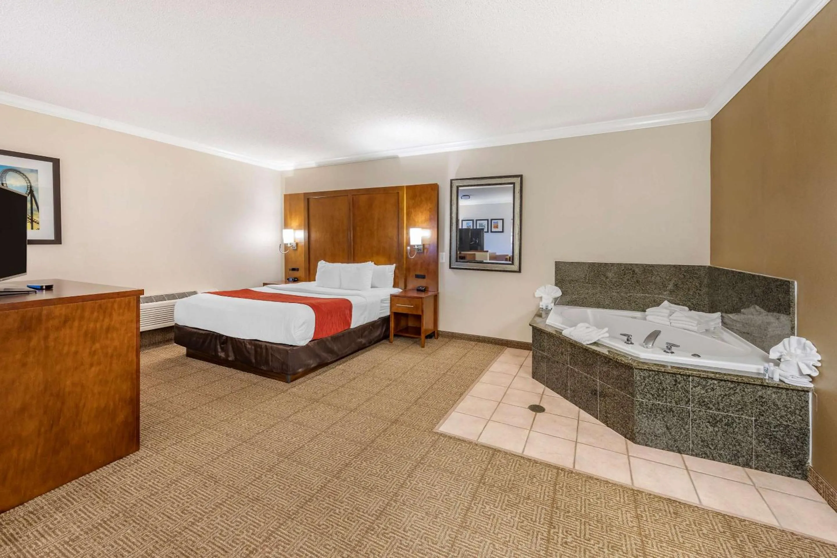 Bedroom, Bed in Comfort Suites Near Six Flags Magic Mountain