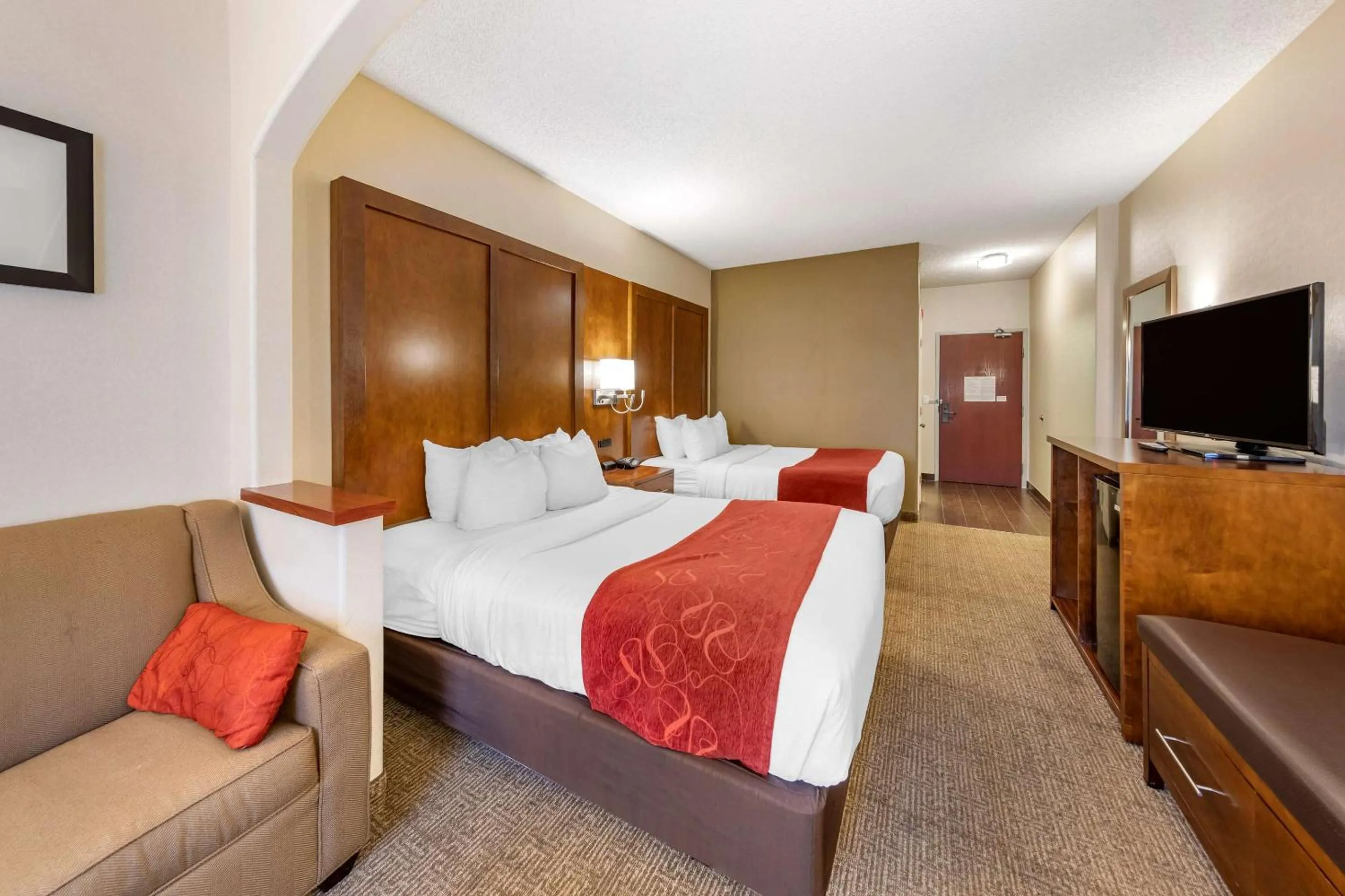 Bedroom, Bed in Comfort Suites Near Six Flags Magic Mountain