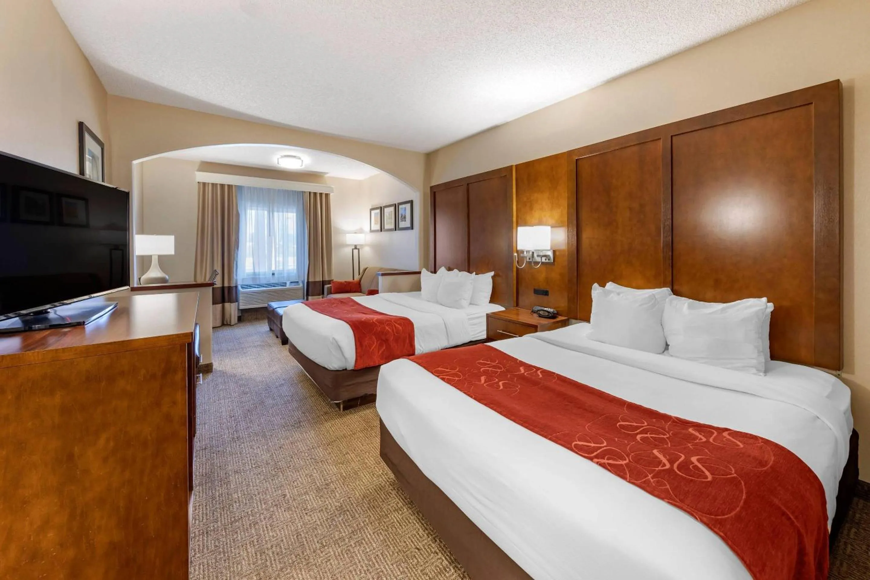 Bedroom, Bed in Comfort Suites Near Six Flags Magic Mountain