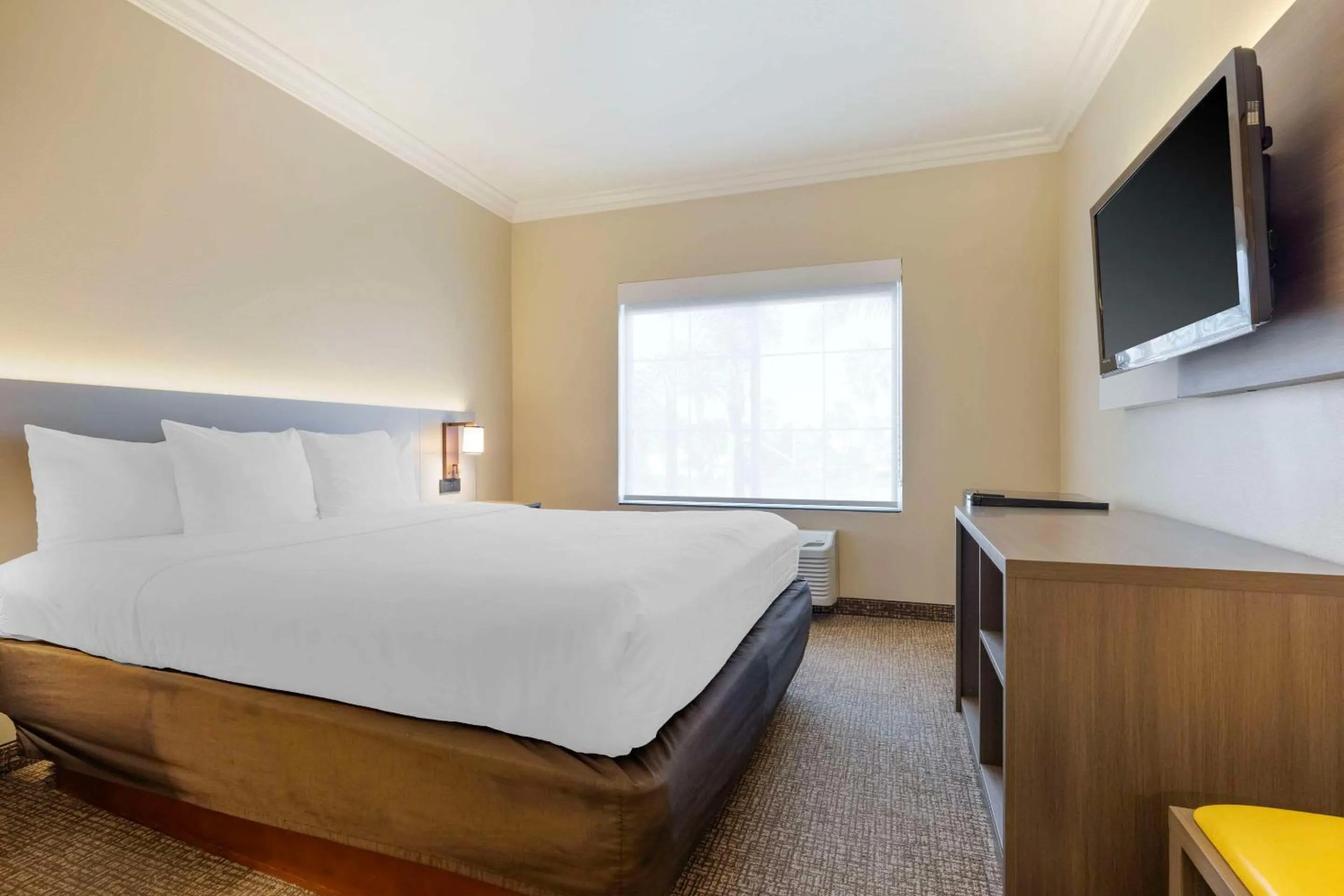 Bedroom, Bed in Comfort Suites Oceanside Camp Pendleton Area