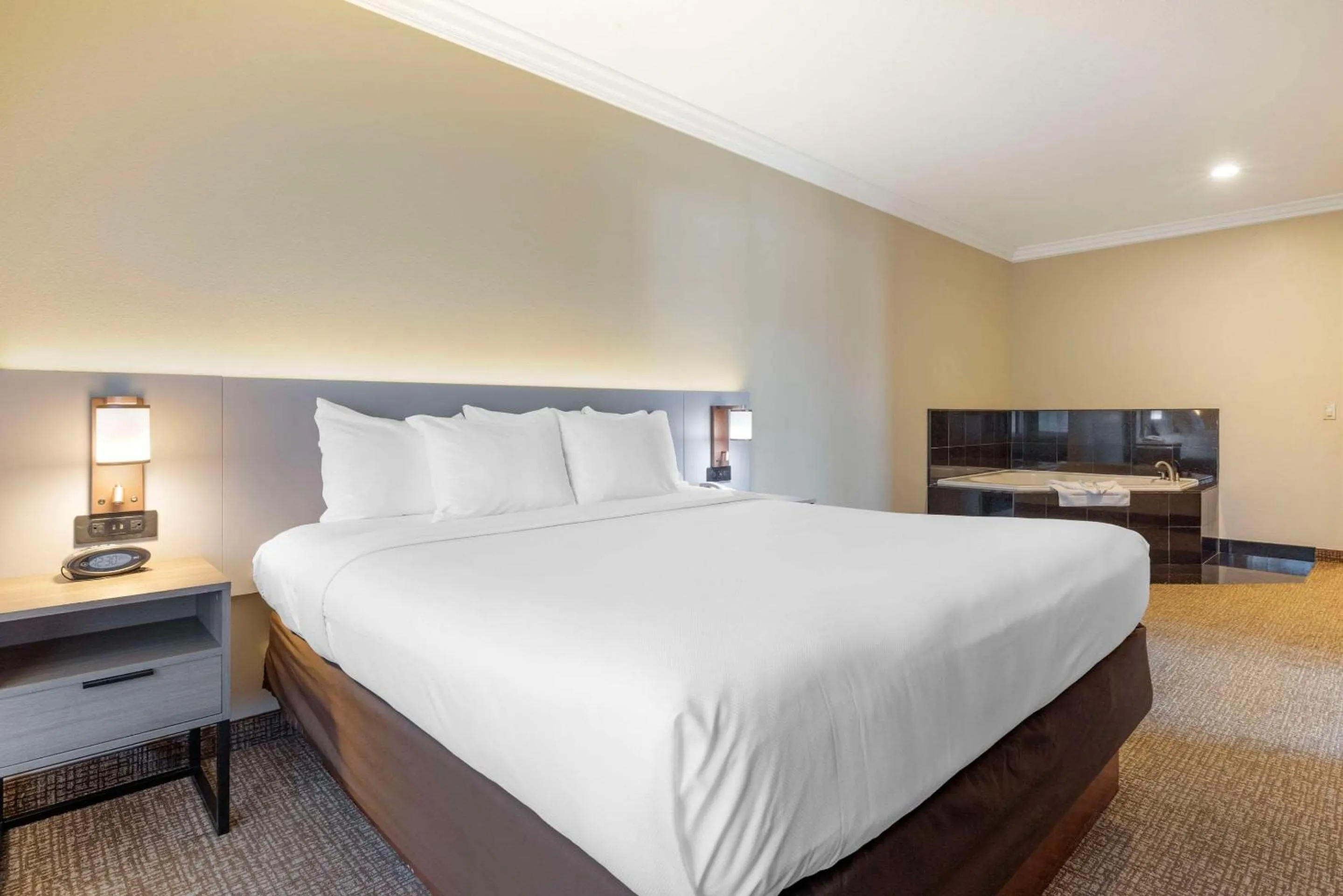 Bedroom, Bed in Comfort Suites Oceanside Camp Pendleton Area