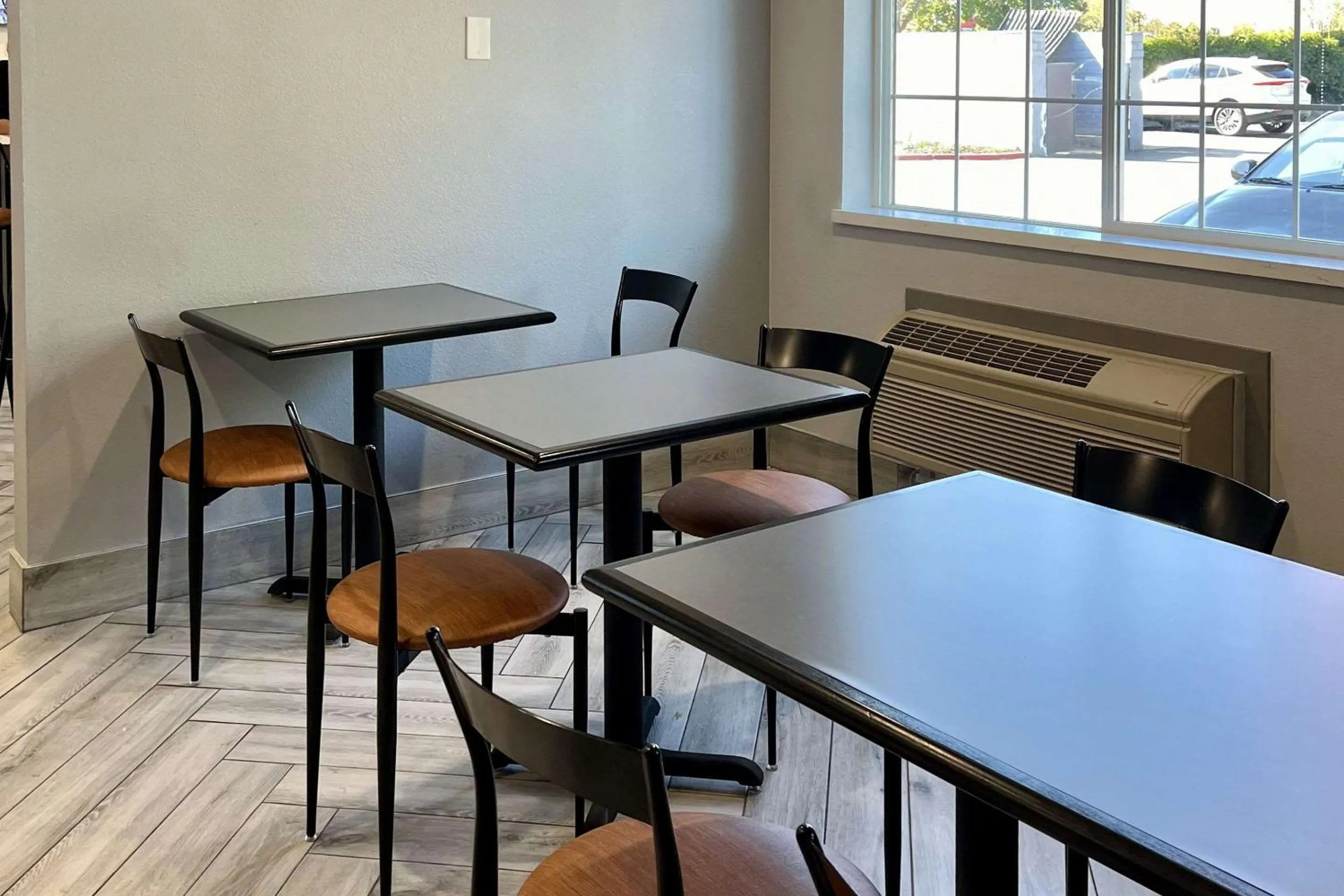 Breakfast in Quality Inn Tracy I-205