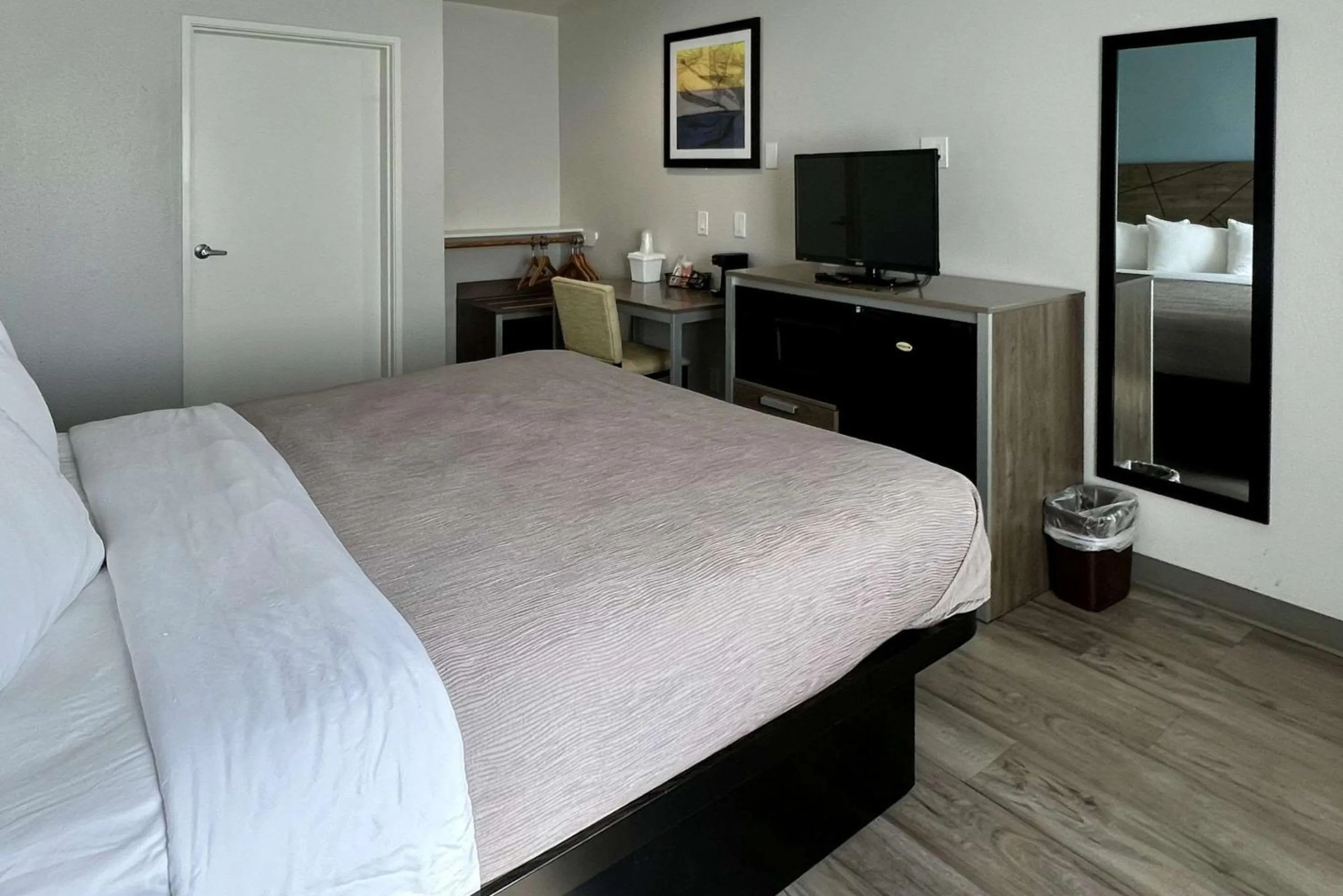 Bedroom, Bed in Quality Inn Tracy I-205