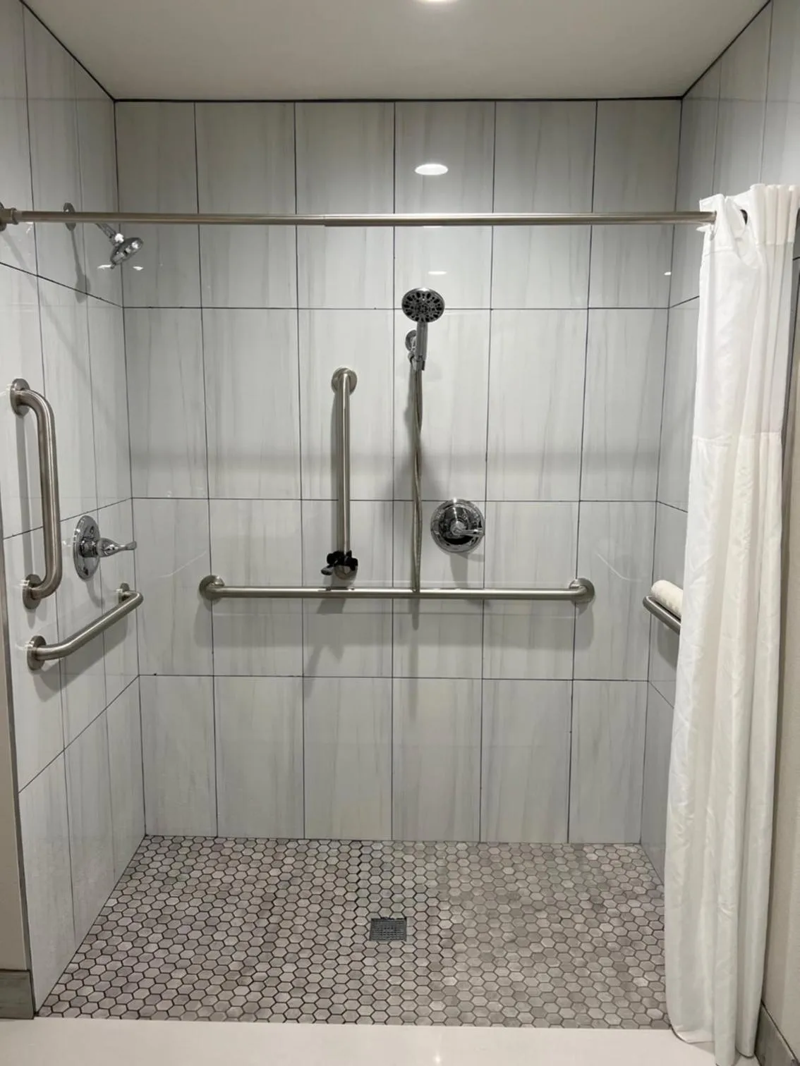 Bathroom in Quality Inn Tracy I-205