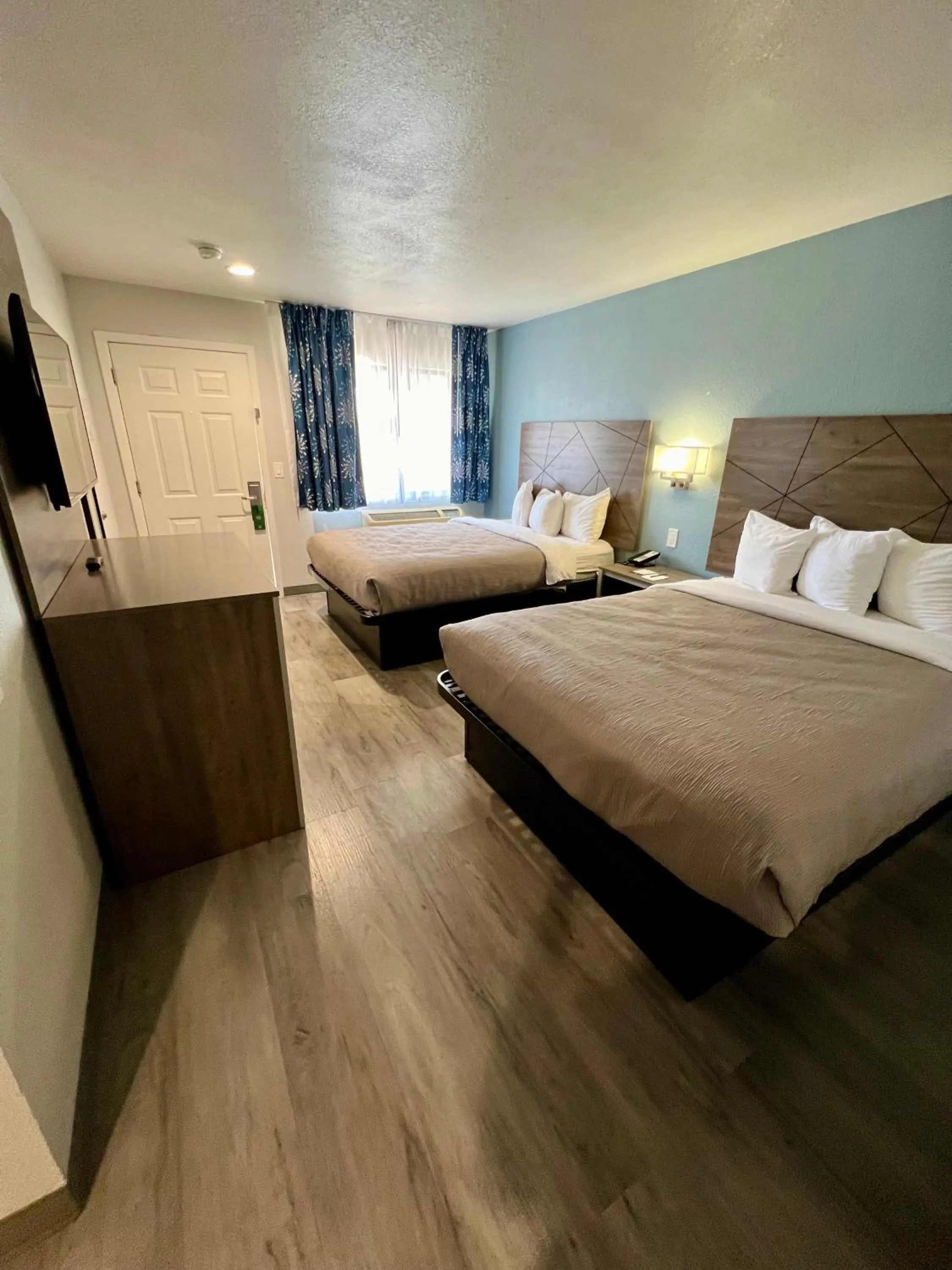 Photo of the whole room, Bed in Quality Inn Tracy I-205