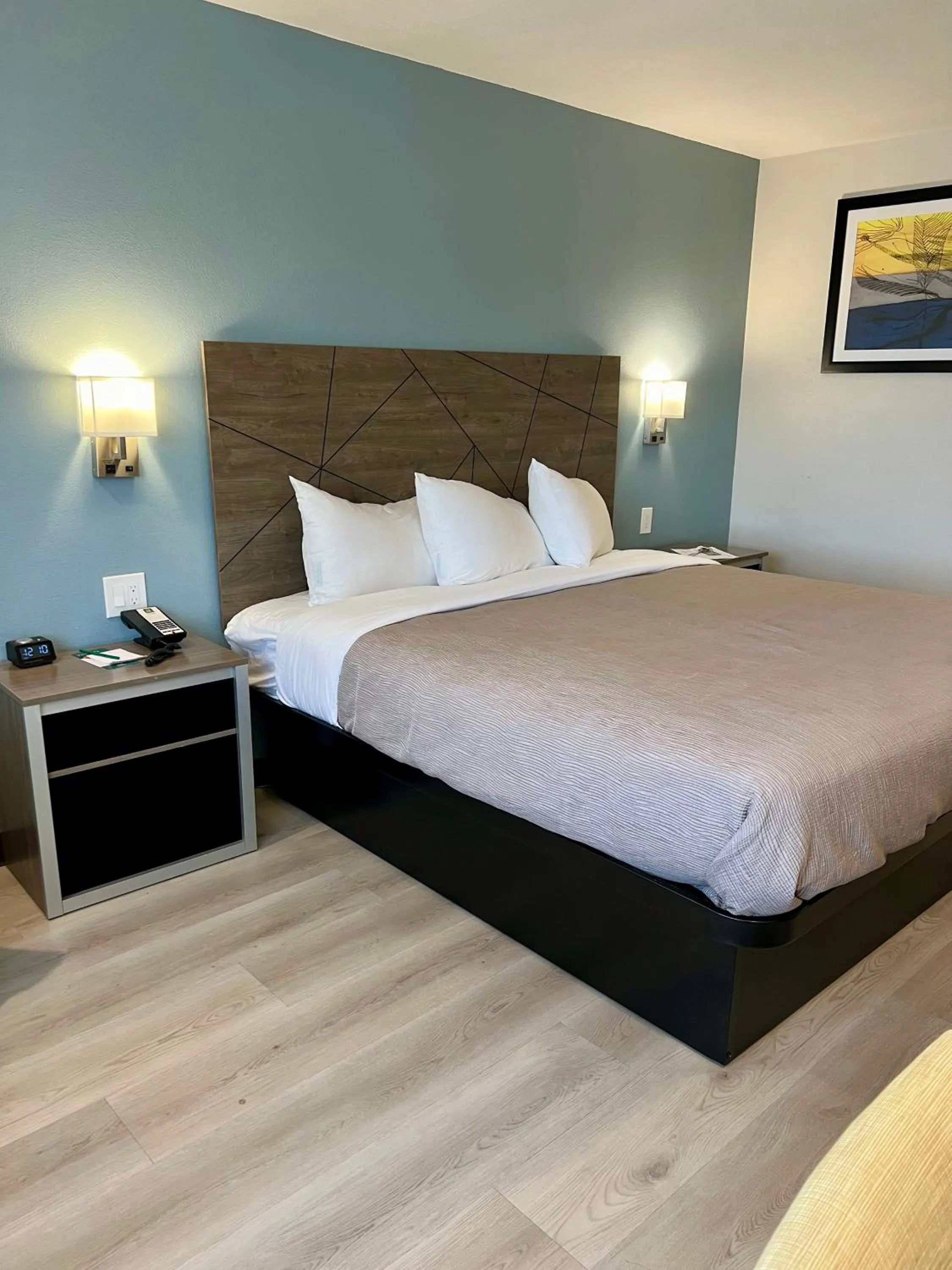 Bed in Quality Inn Tracy I-205