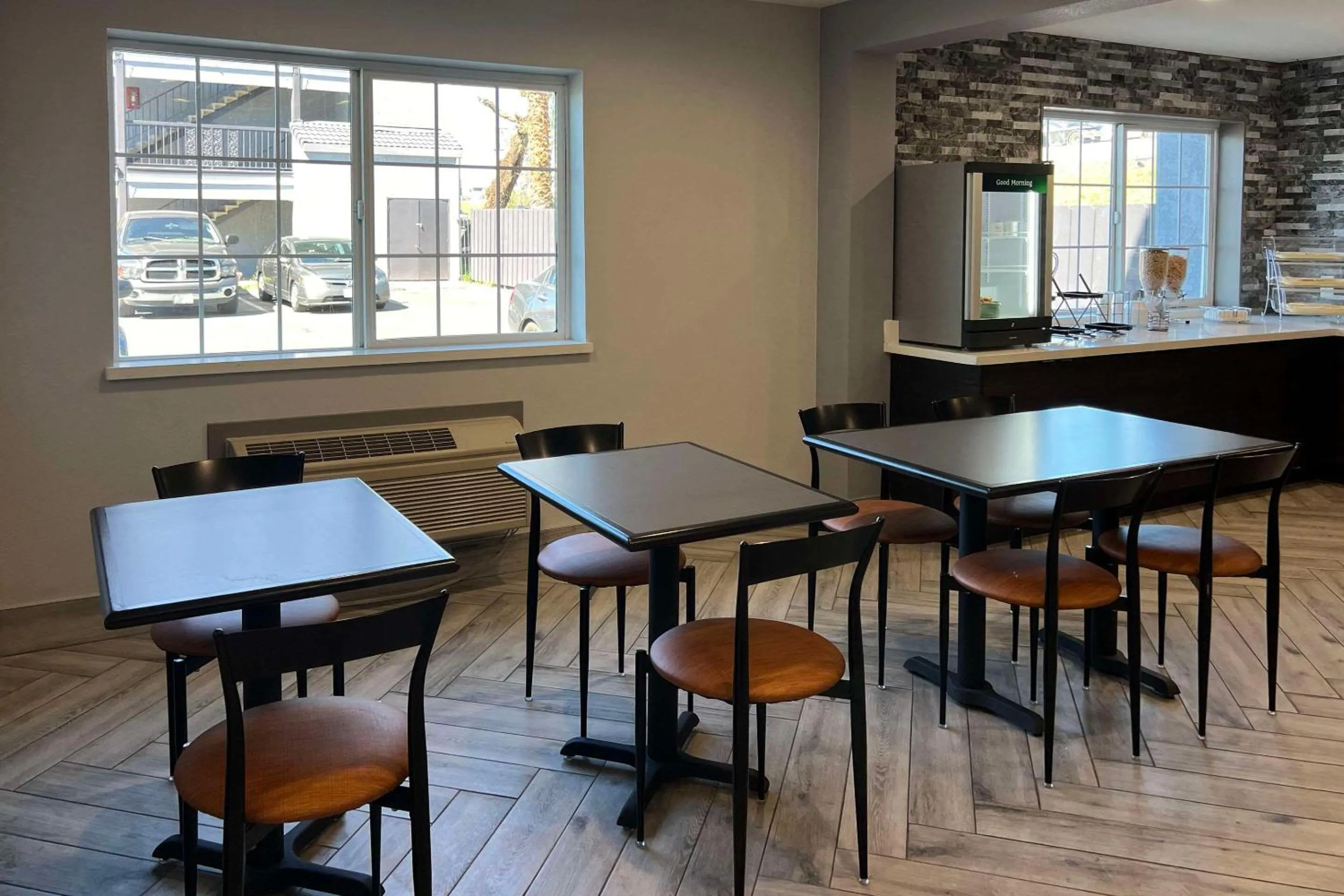 Breakfast in Quality Inn Tracy I-205