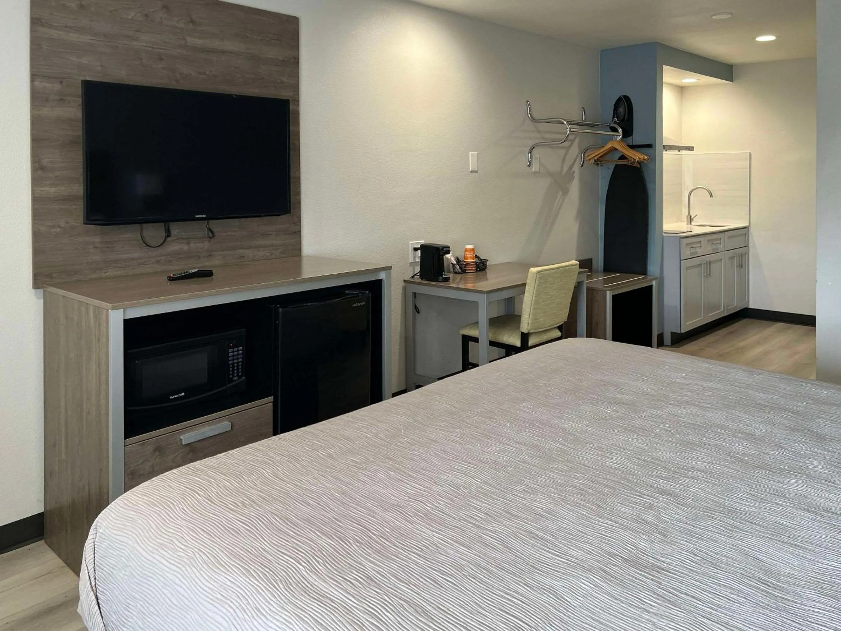 Bedroom, Bed in Quality Inn Tracy I-205