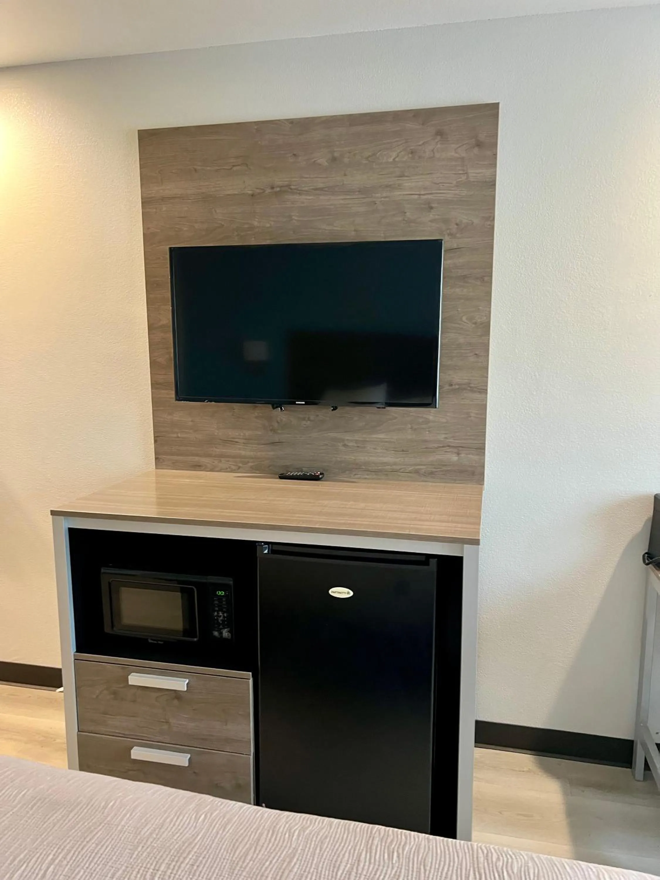 TV and multimedia in Quality Inn Tracy I-205