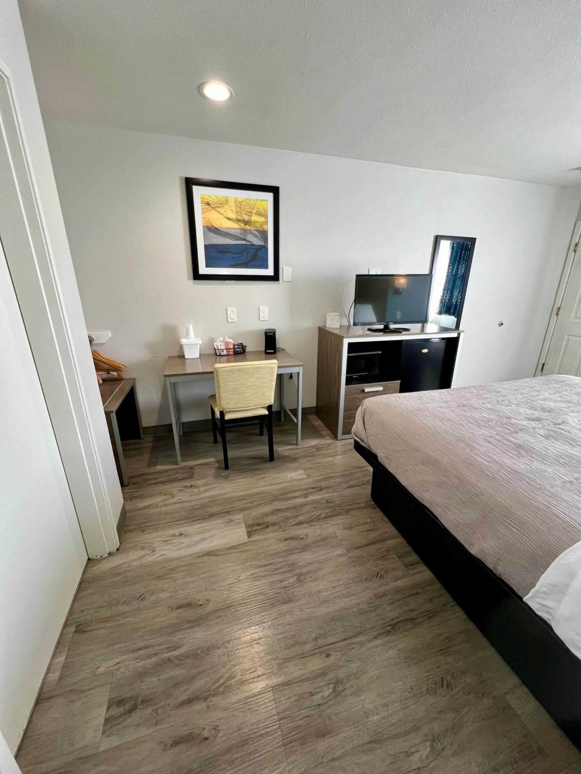 TV and multimedia, Bed in Quality Inn Tracy I-205