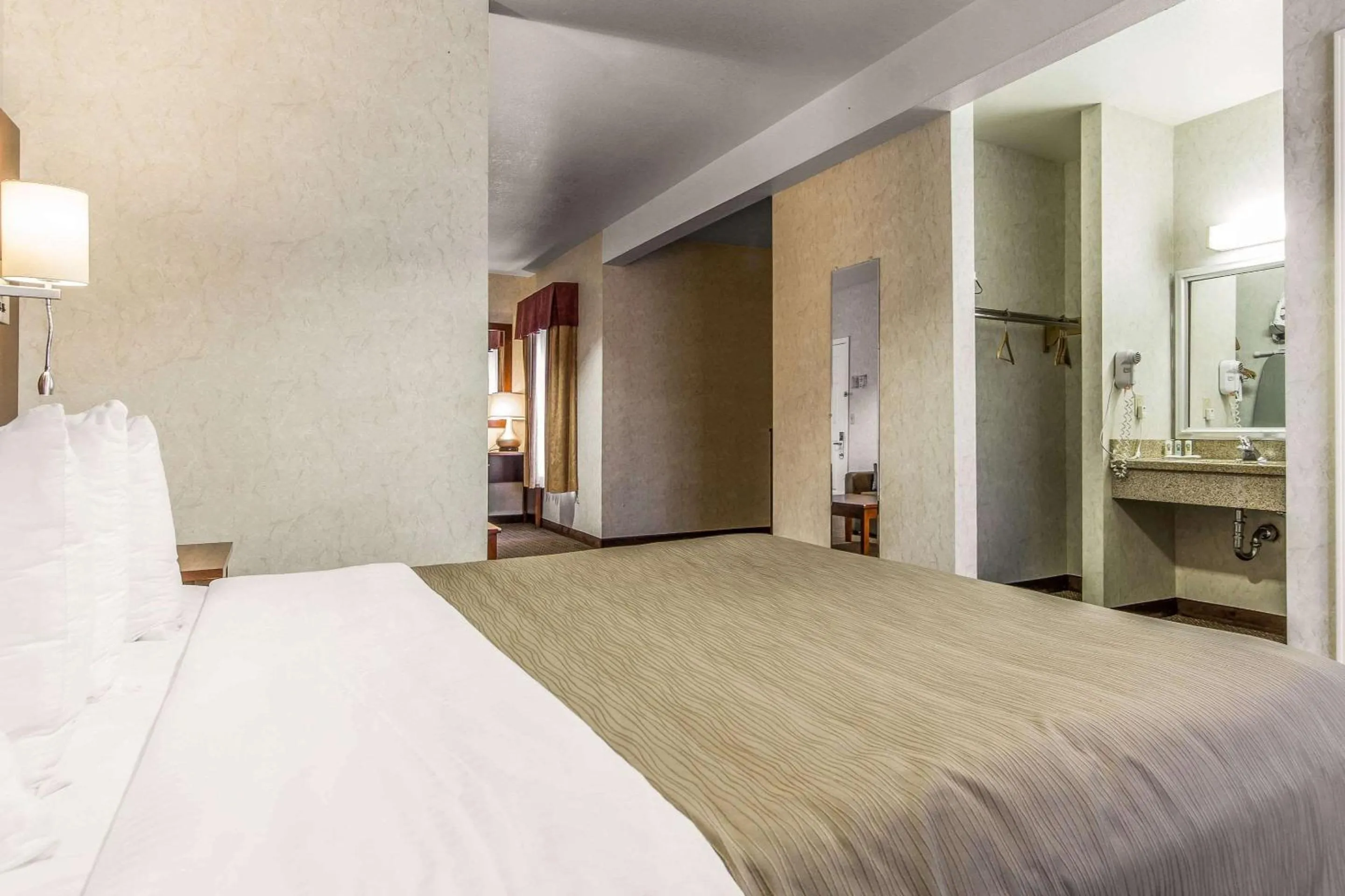 Photo of the whole room, Bed in Quality Inn