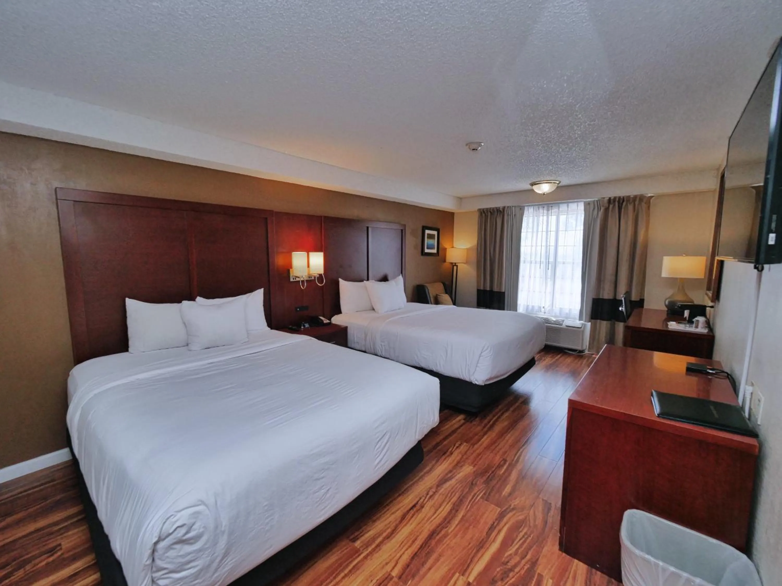 Bed in Red Lion Inn & Suites Auburn