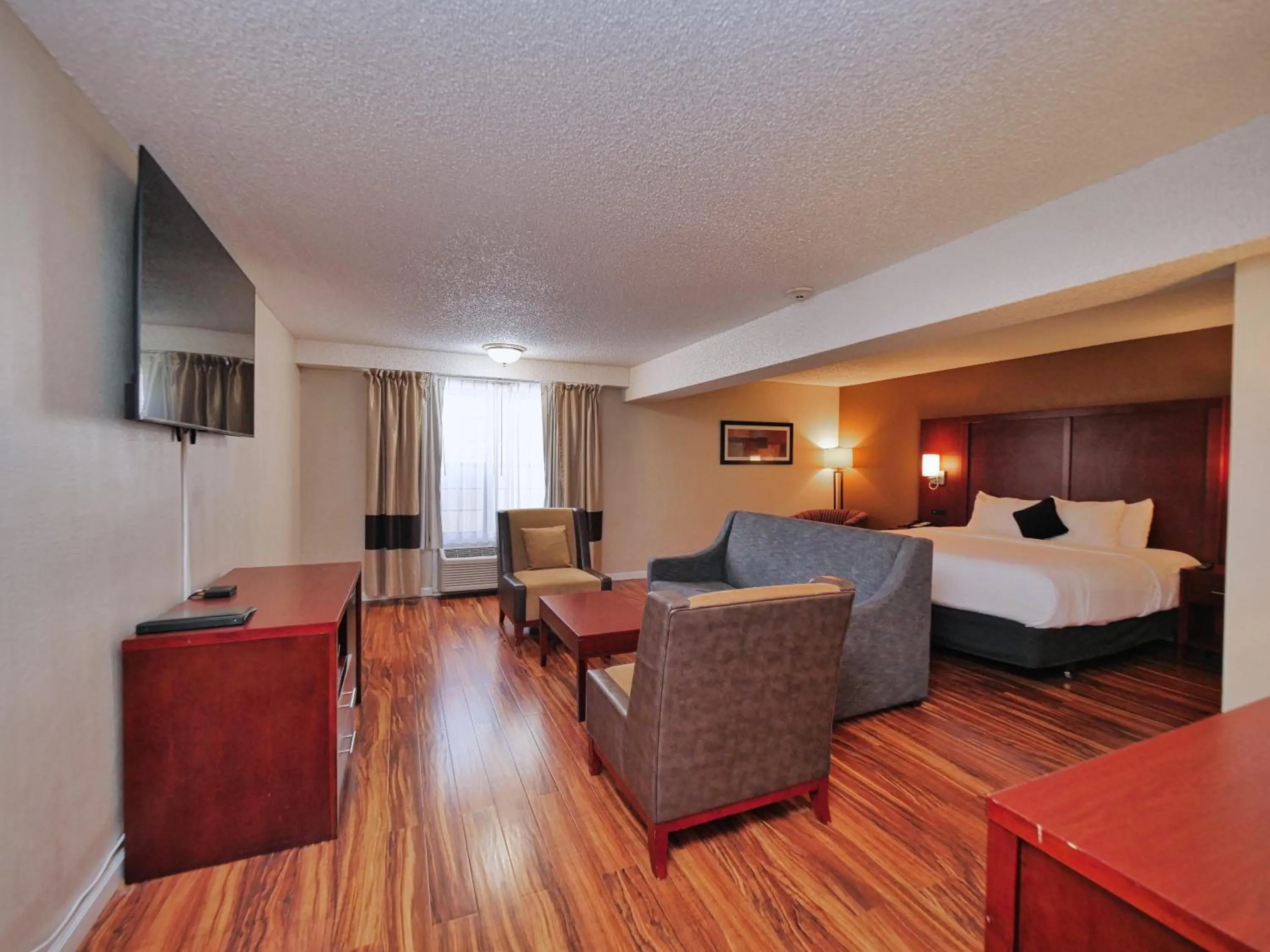 Bed in Red Lion Inn & Suites Auburn