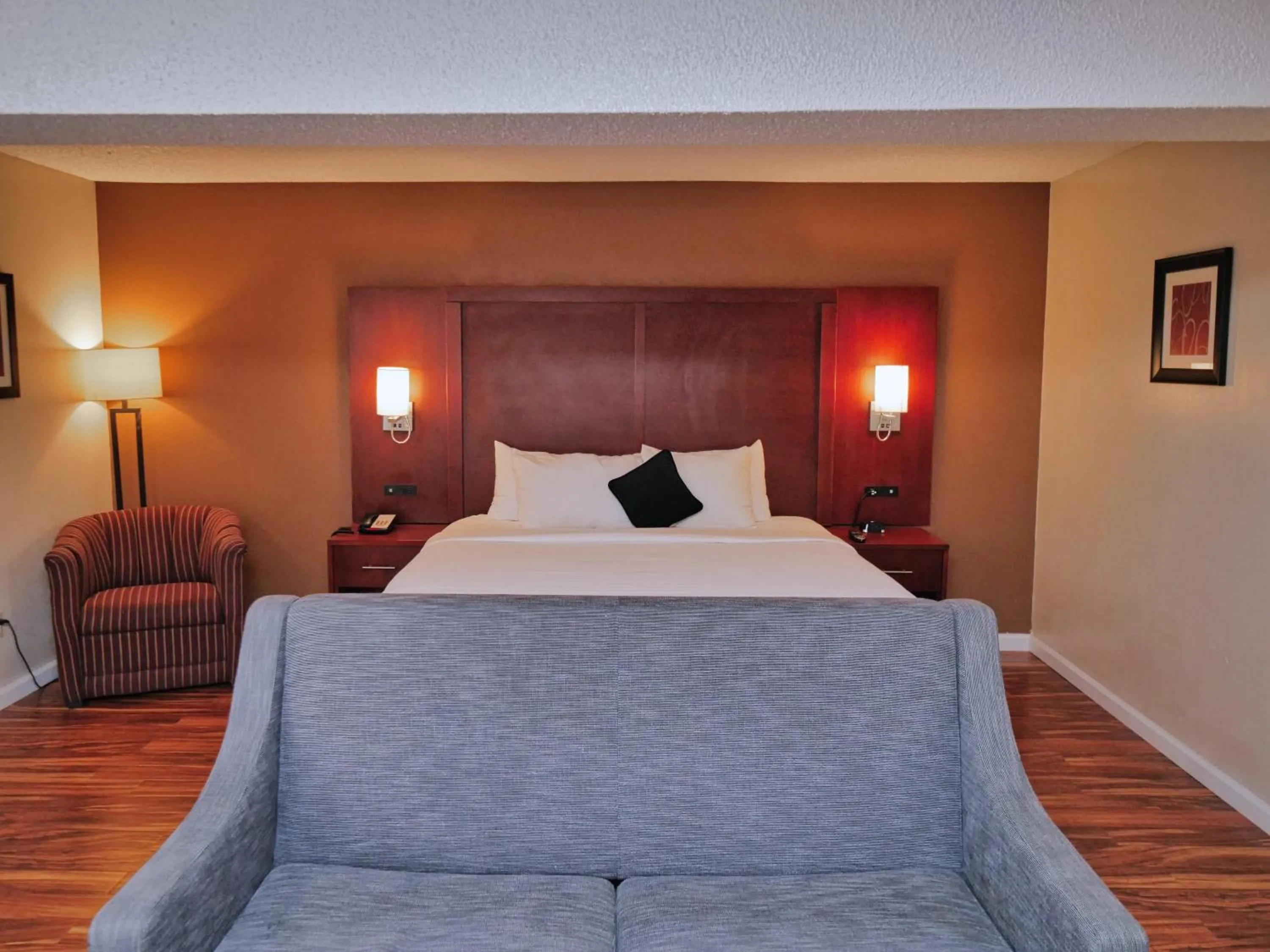 Bed in Red Lion Inn & Suites Auburn