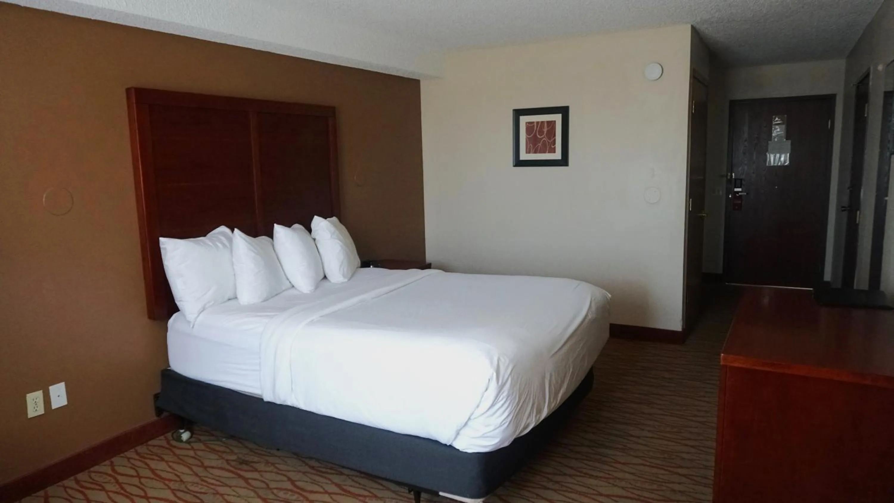 Bed in Red Lion Inn & Suites Auburn