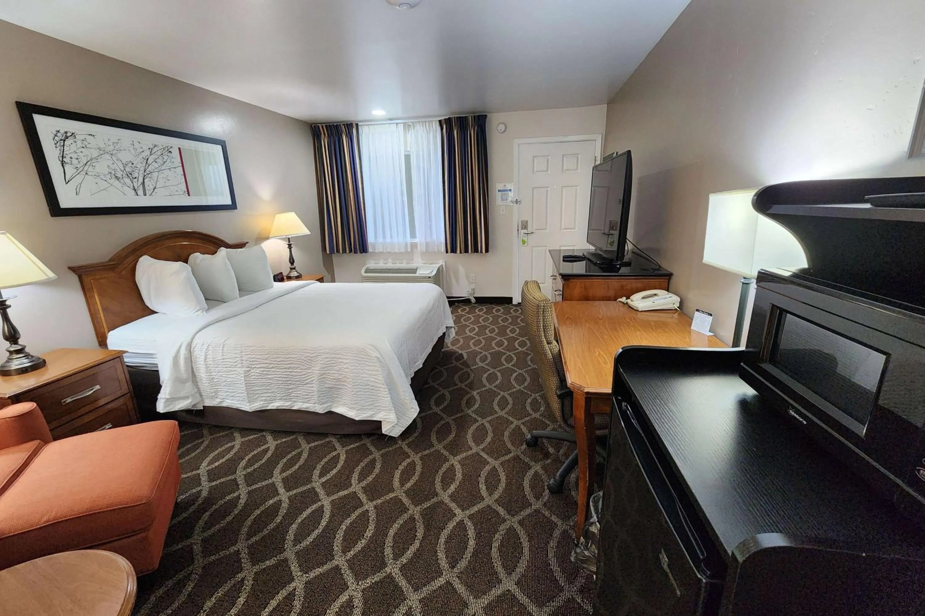Photo of the whole room, Bed in Ramada Bayside Inn & Suites Eureka