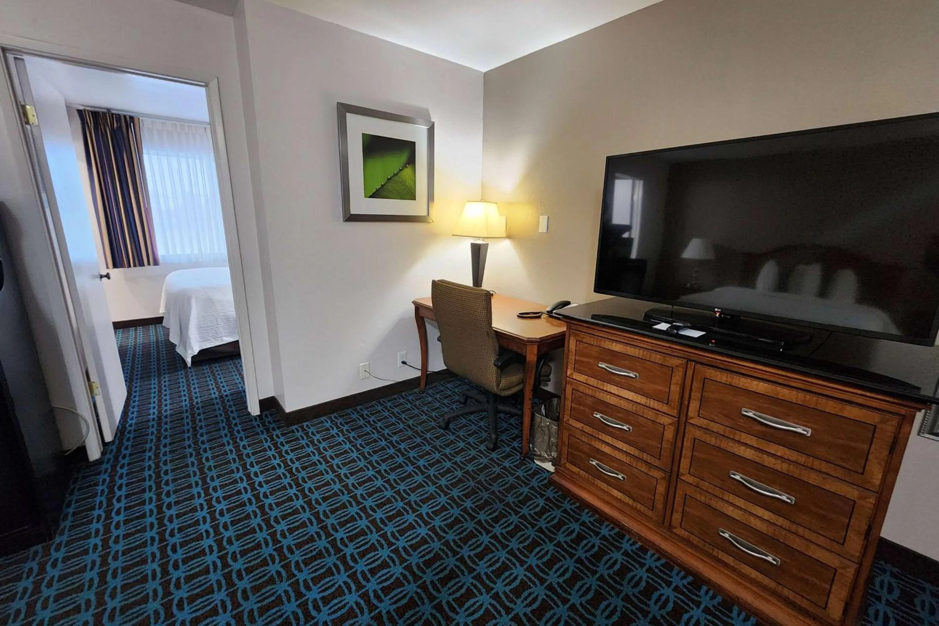 Photo of the whole room, Bed in Ramada Bayside Inn & Suites Eureka