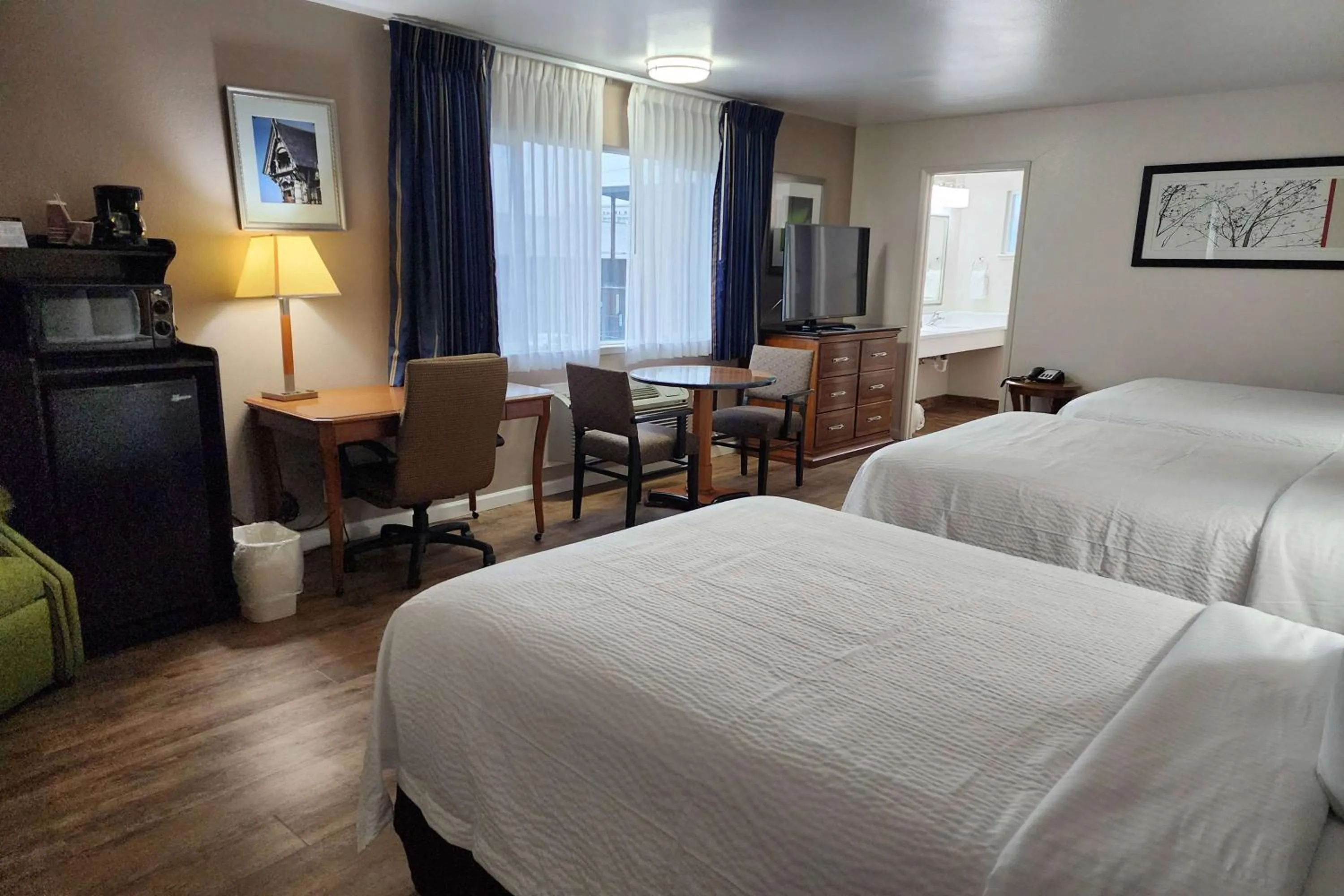 Photo of the whole room, Bed in Ramada Bayside Inn & Suites Eureka