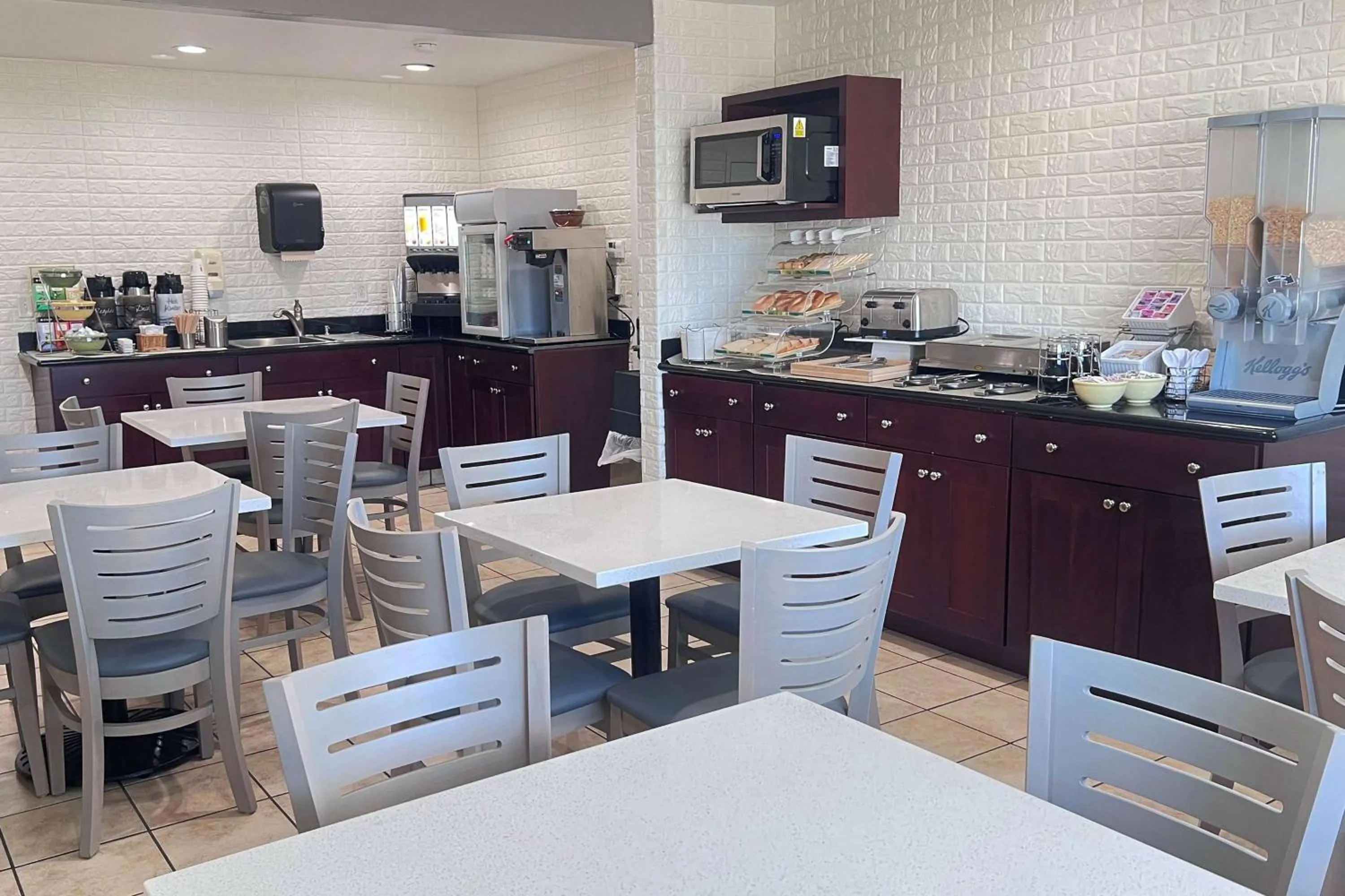 Breakfast in Ramada Bayside Inn & Suites Eureka