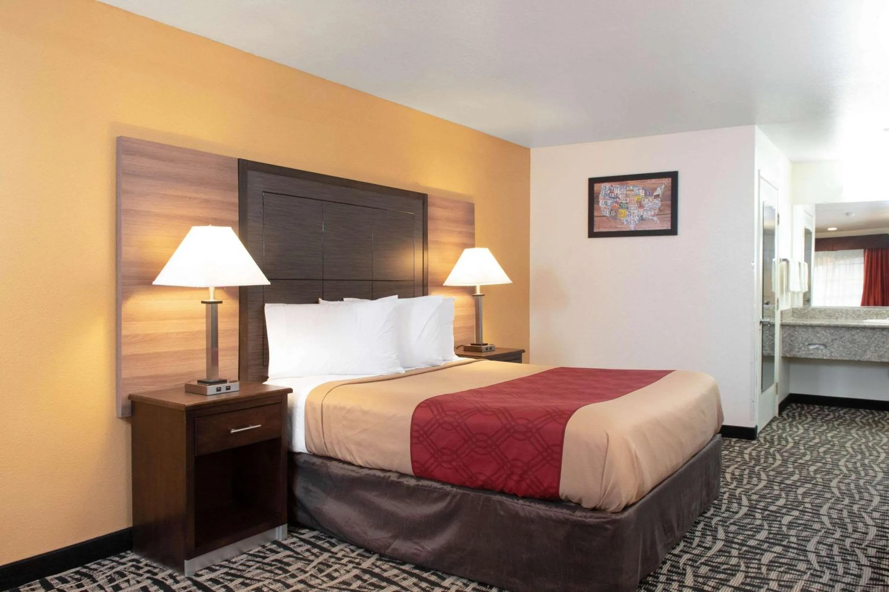 Photo of the whole room, Bed in Executive Inn westley,CA