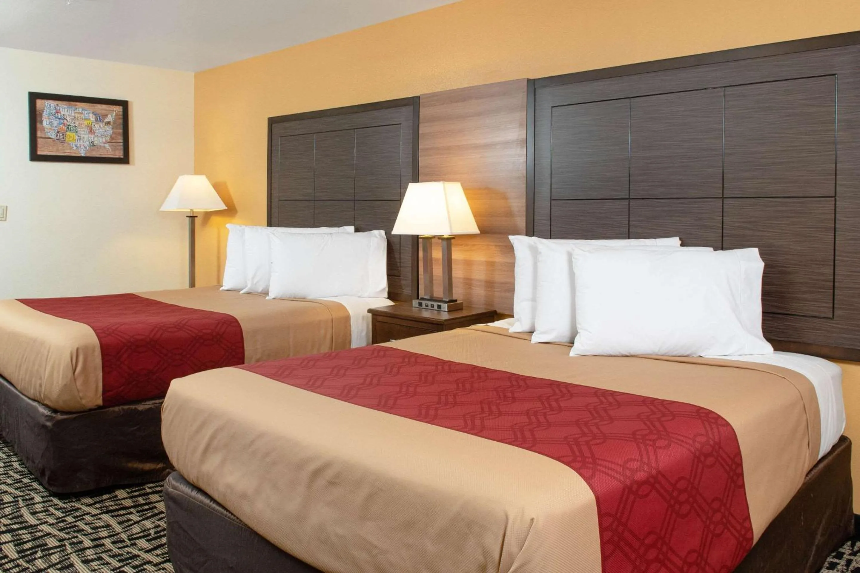 Photo of the whole room, Bed in Executive Inn westley,CA