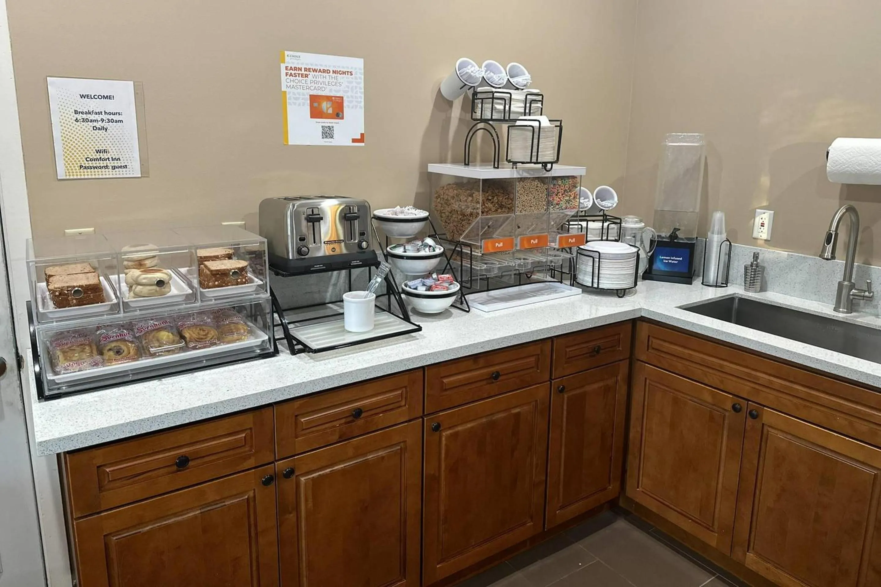 Breakfast in Comfort Inn Monterey Peninsula Airport