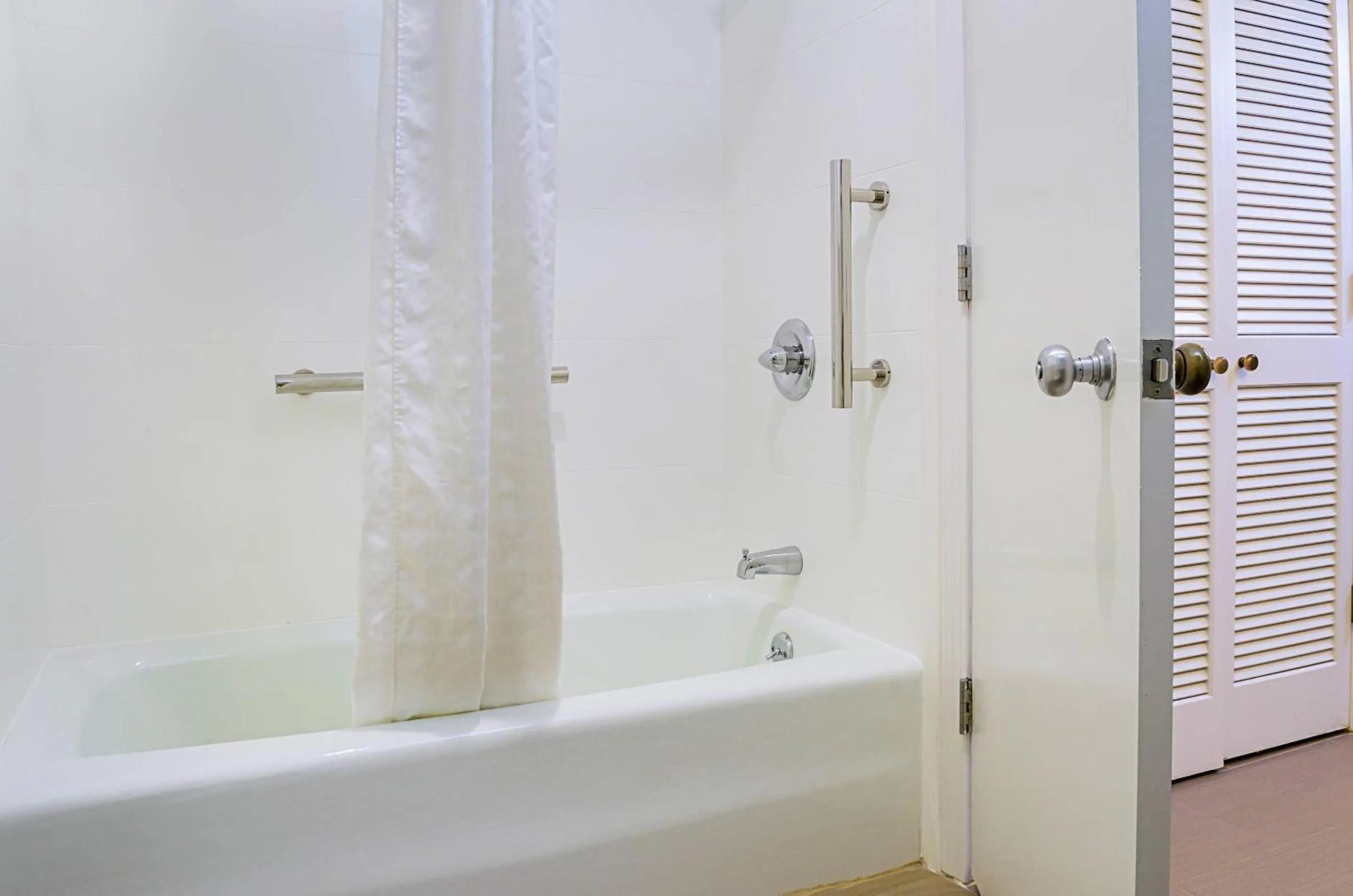 Bedroom in Comfort Inn Monterey Peninsula Airport