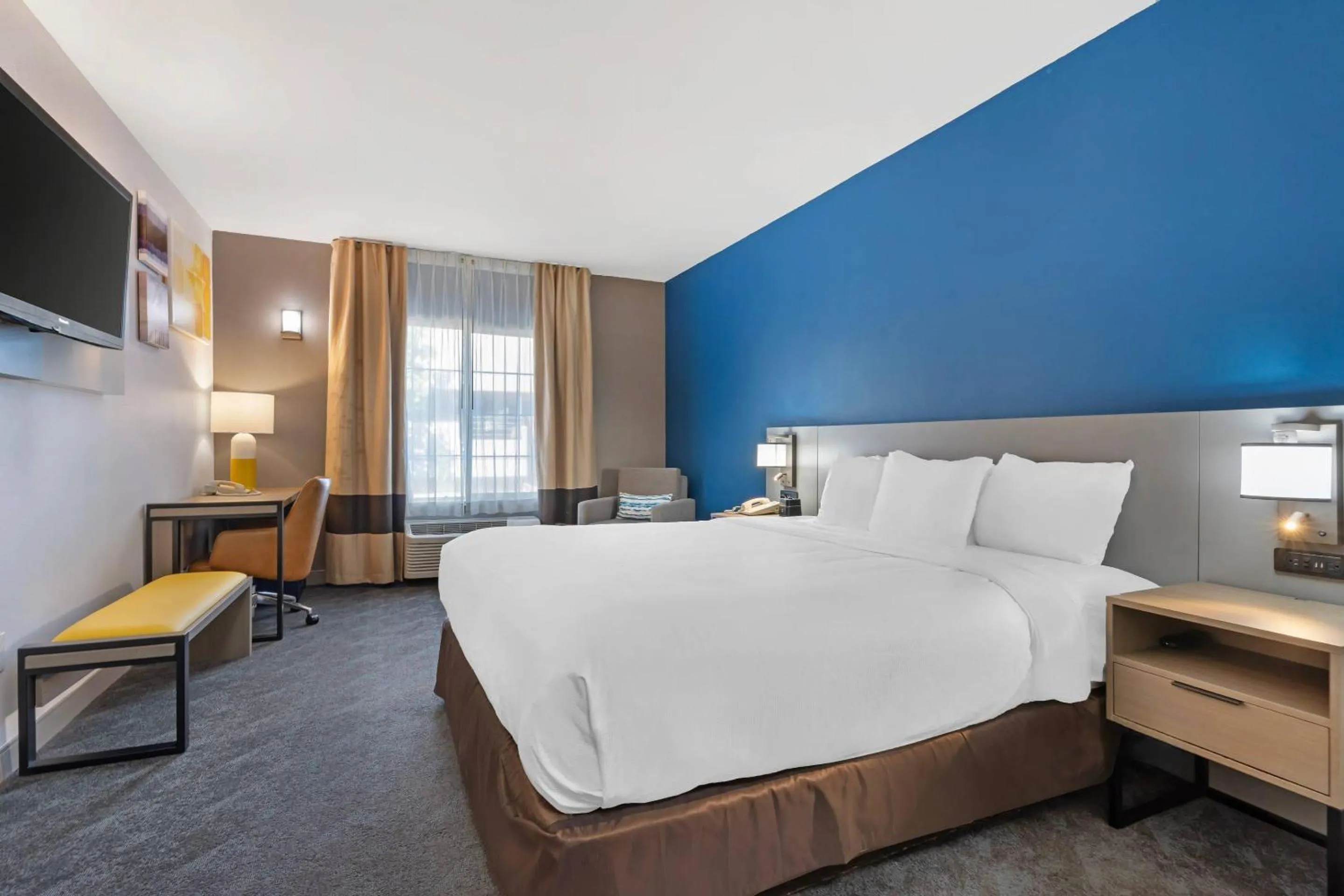 Bedroom, Bed in Comfort Inn & Suites Sacramento - University Area