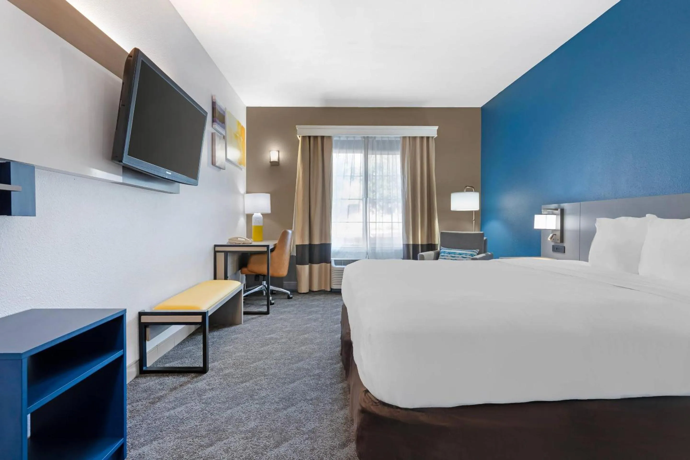 Bedroom, Bed in Comfort Inn & Suites Sacramento - University Area