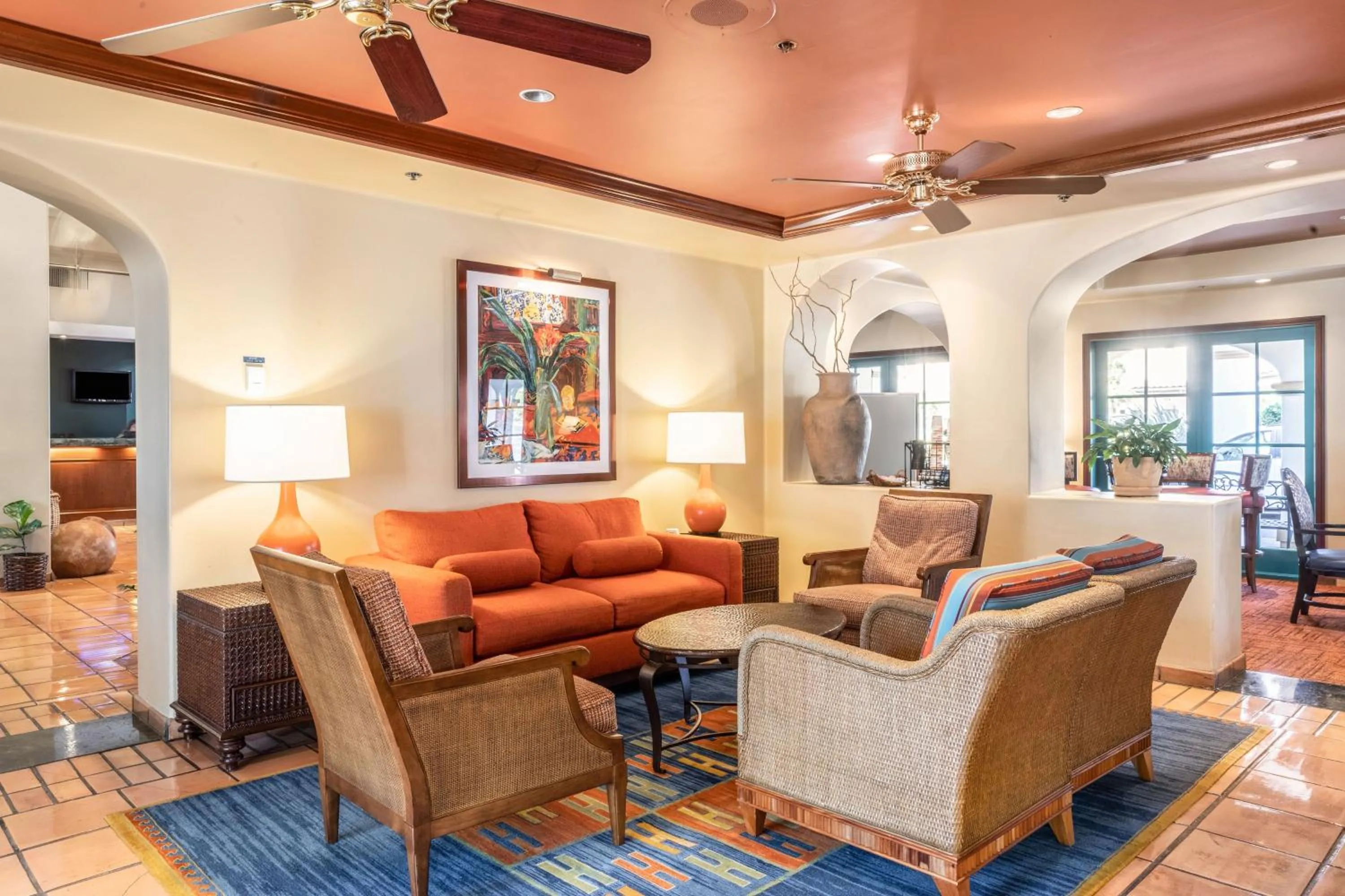 Communal lounge/ TV room in Quality Suites Downtown San Luis Obispo