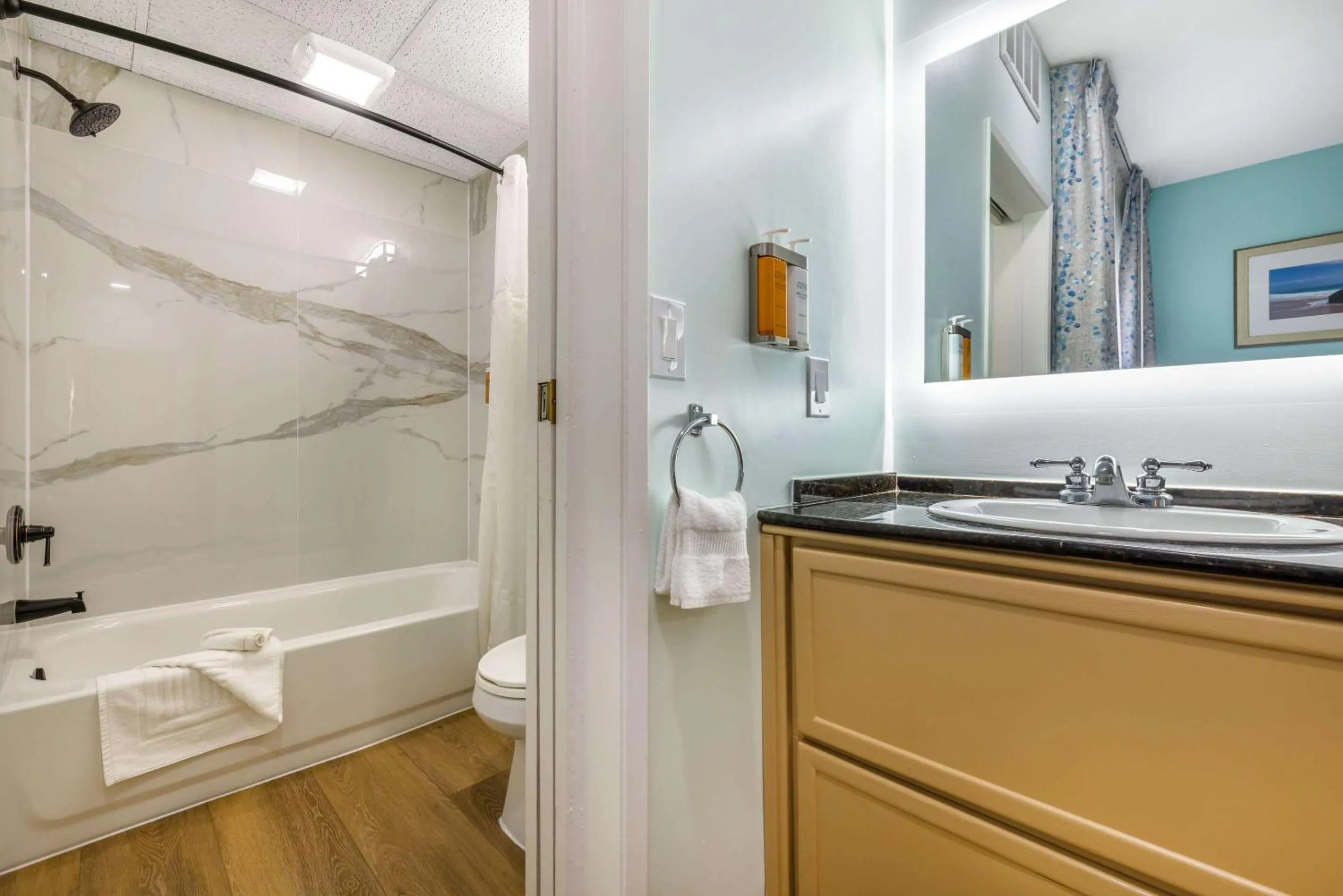 Bedroom in Quality Suites Downtown San Luis Obispo