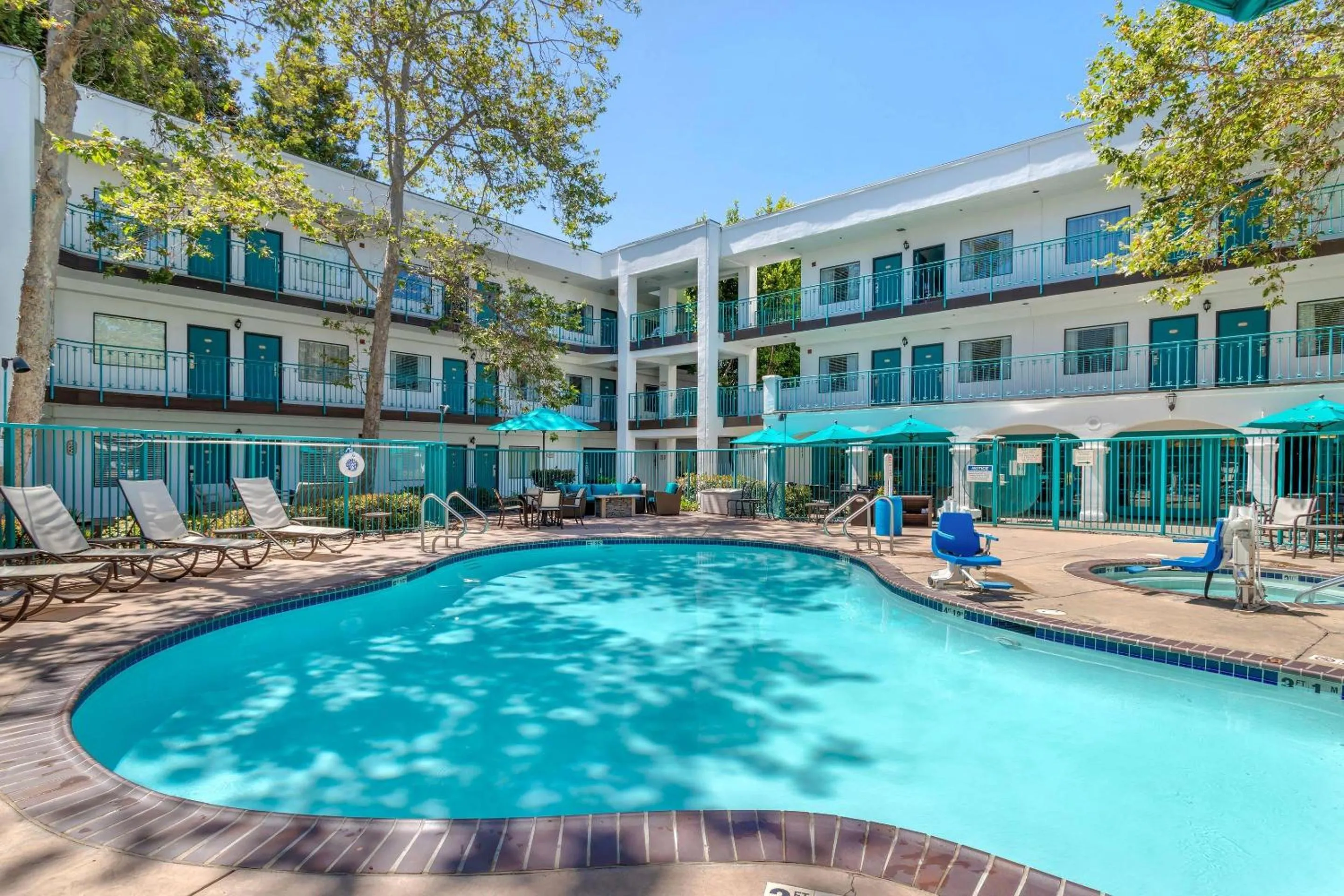 Swimming pool in Quality Suites Downtown San Luis Obispo