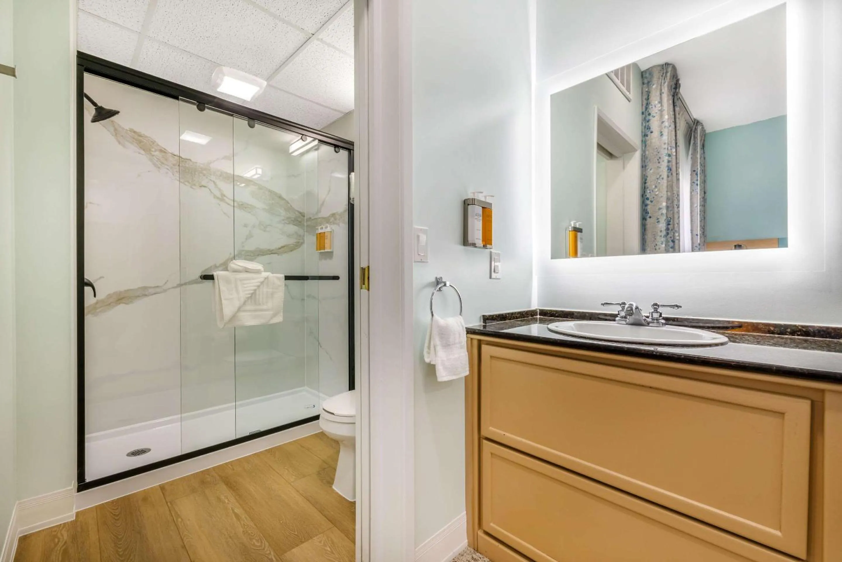 Bedroom in Quality Suites Downtown San Luis Obispo