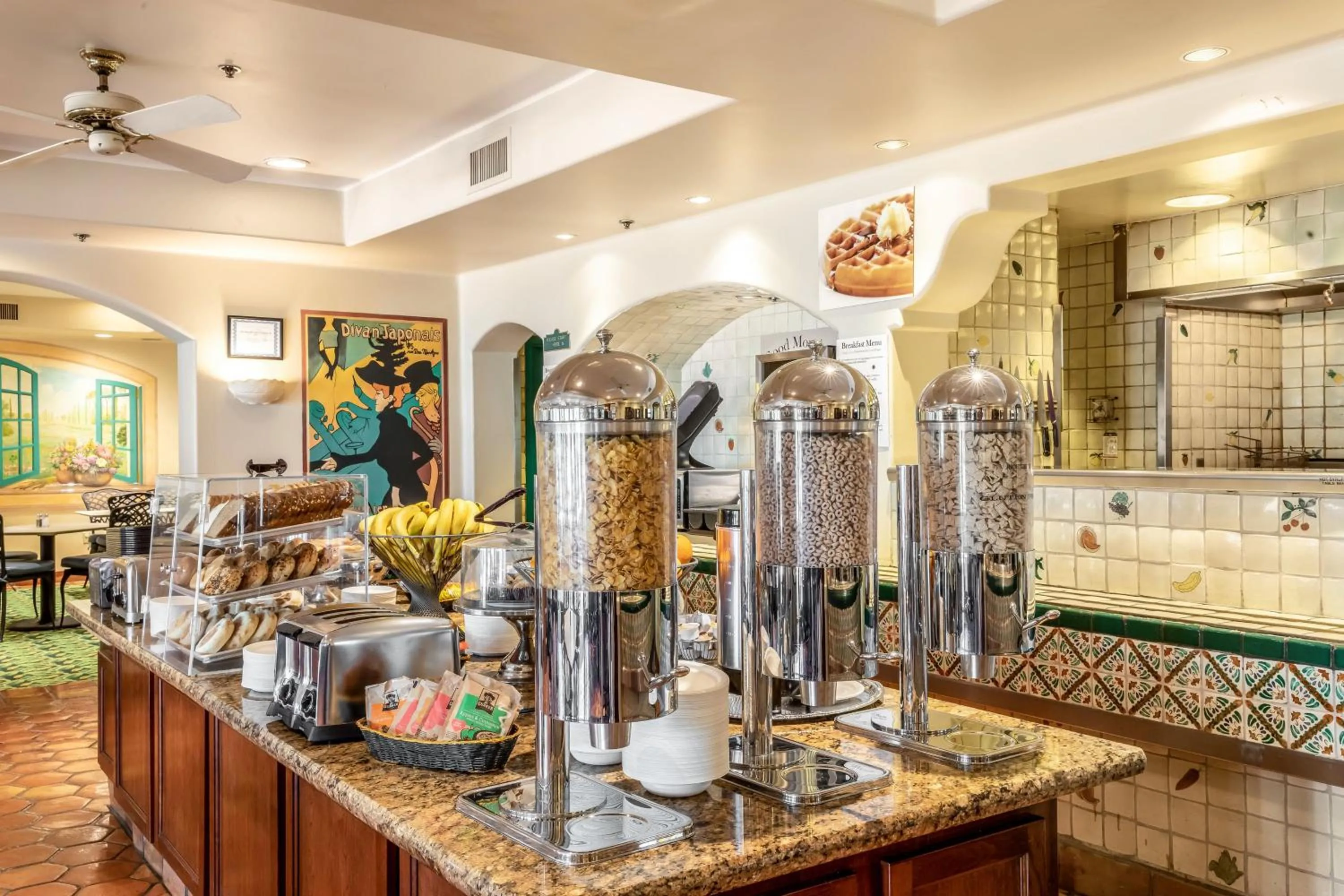 Dining area in Quality Suites Downtown San Luis Obispo