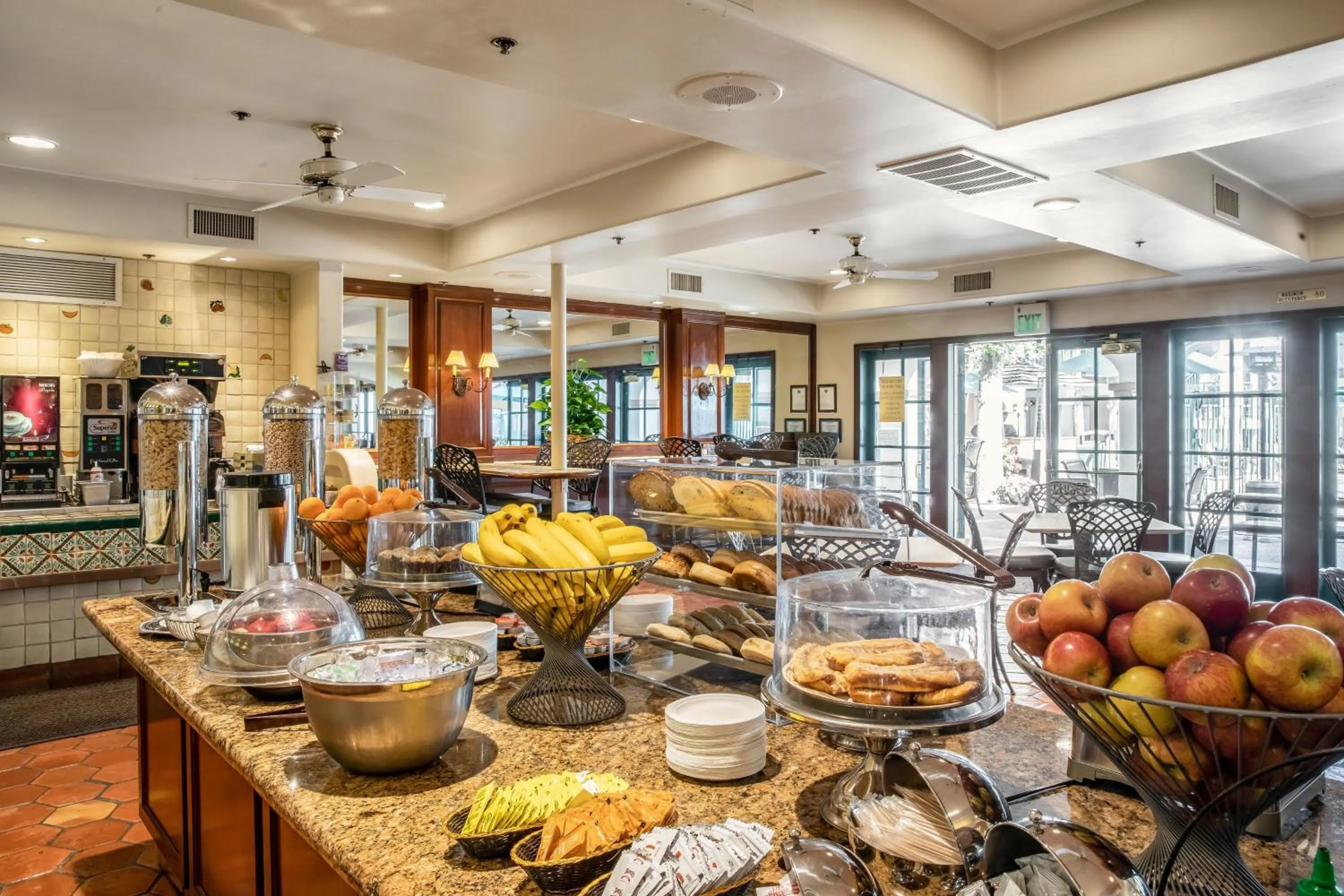Dining area in Quality Suites Downtown San Luis Obispo