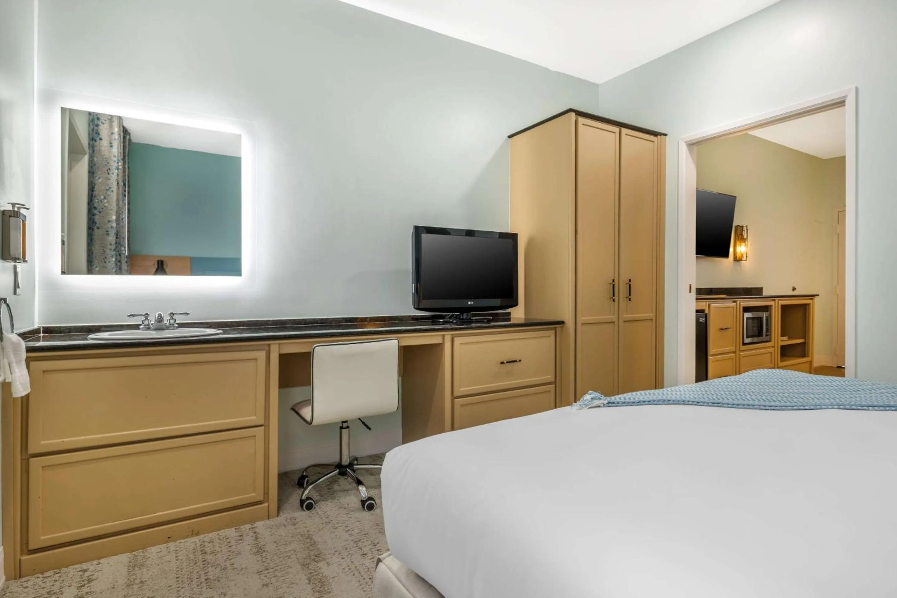 Bedroom, Bed in Quality Suites Downtown San Luis Obispo