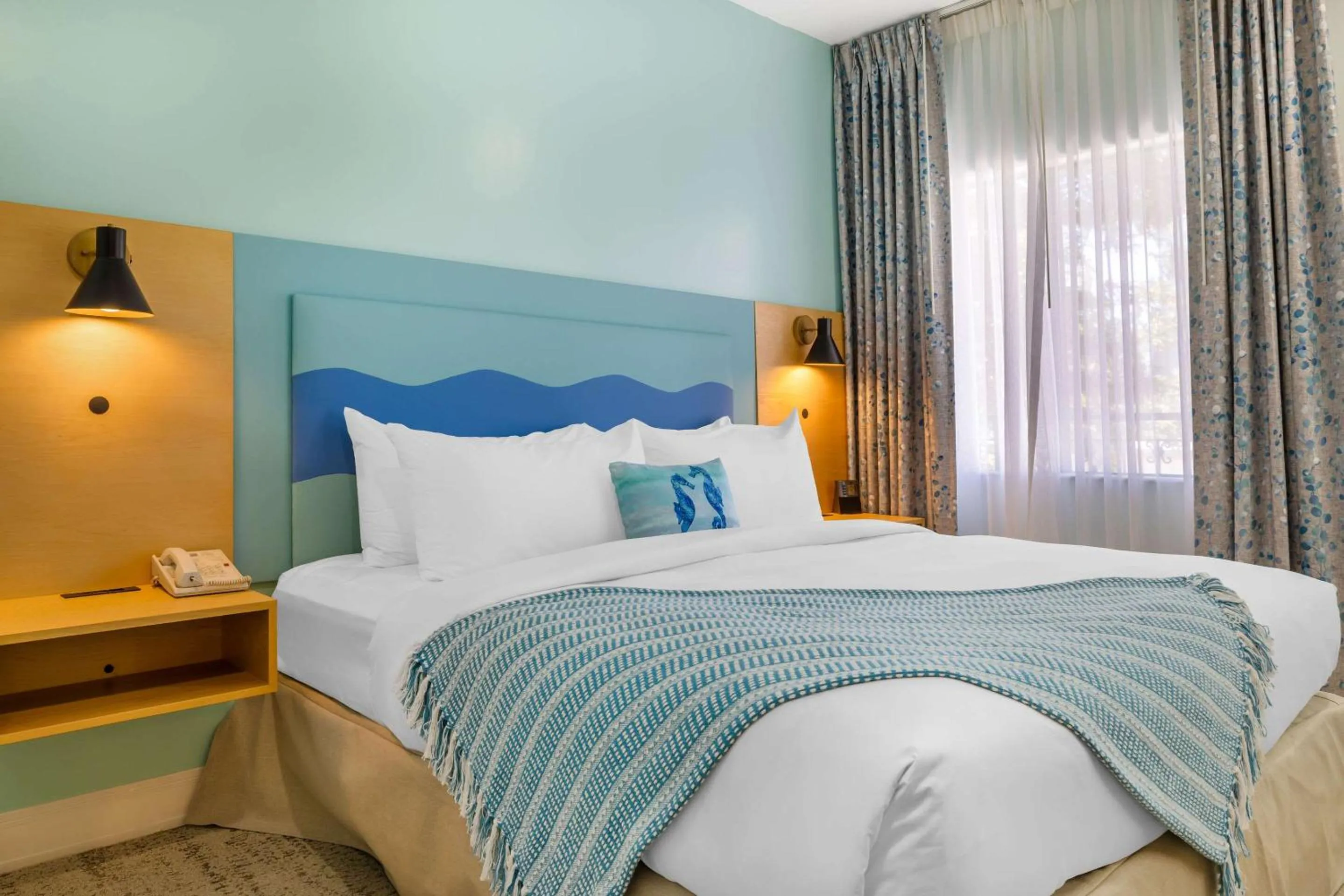 Bedroom, Bed in Quality Suites Downtown San Luis Obispo