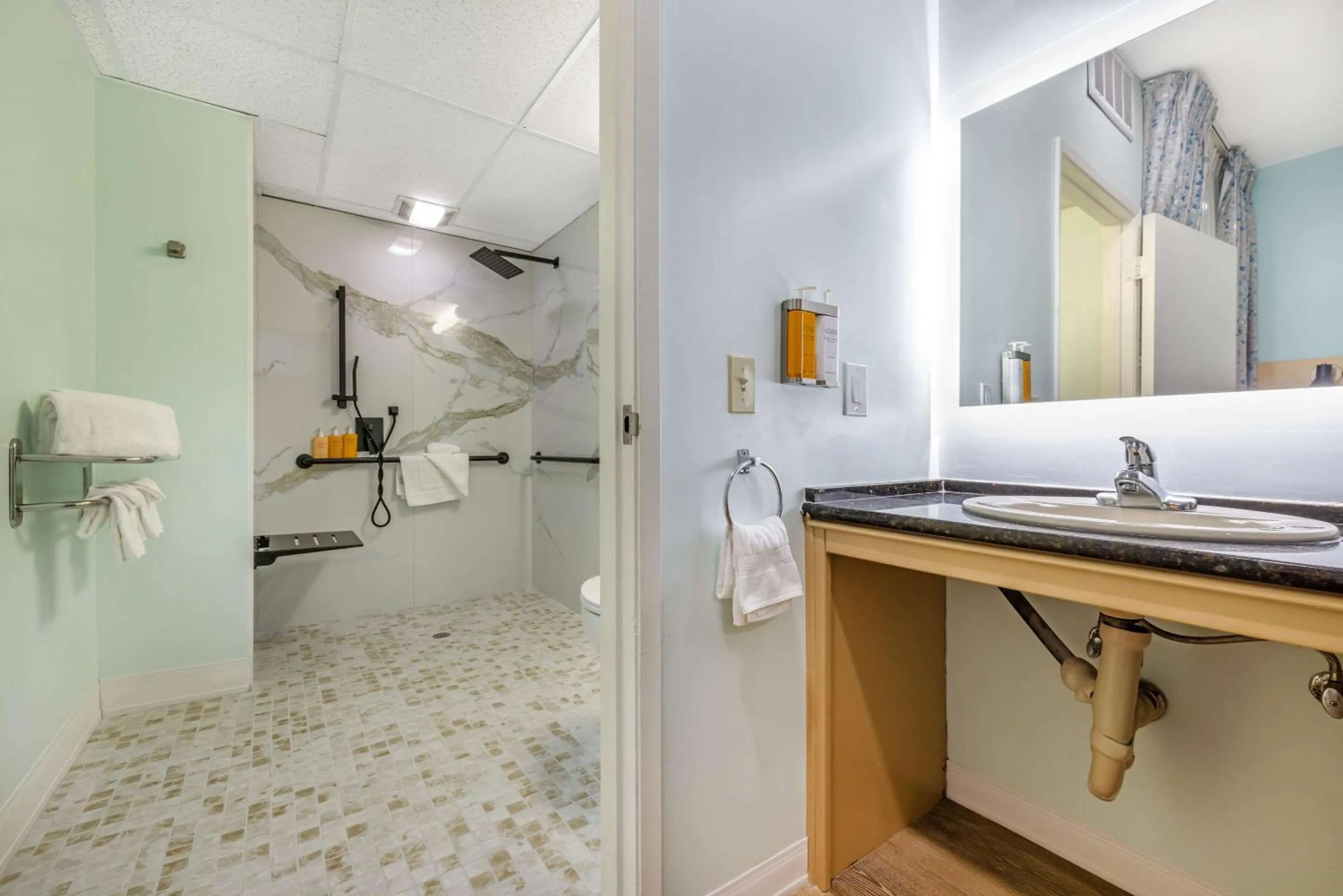 Bedroom in Quality Suites Downtown San Luis Obispo