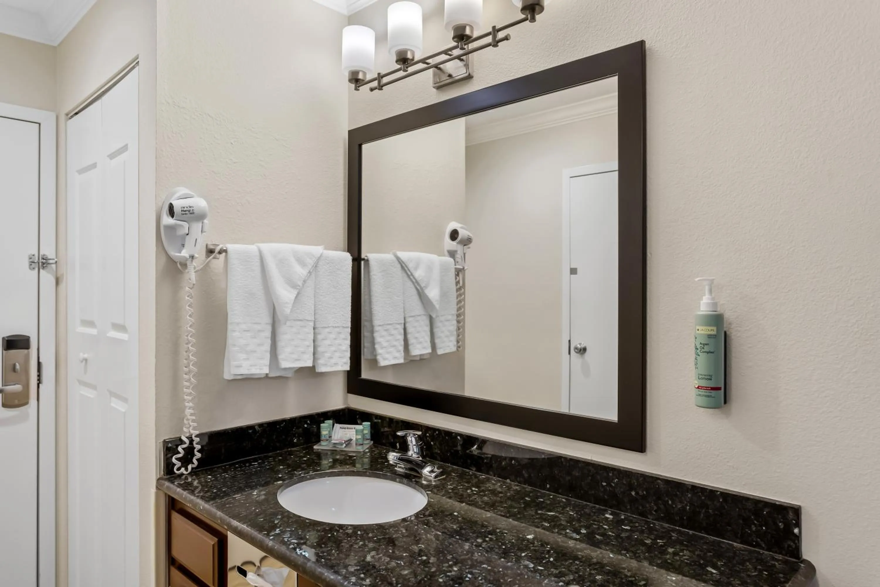 towels in Best Western Paradise Hotel