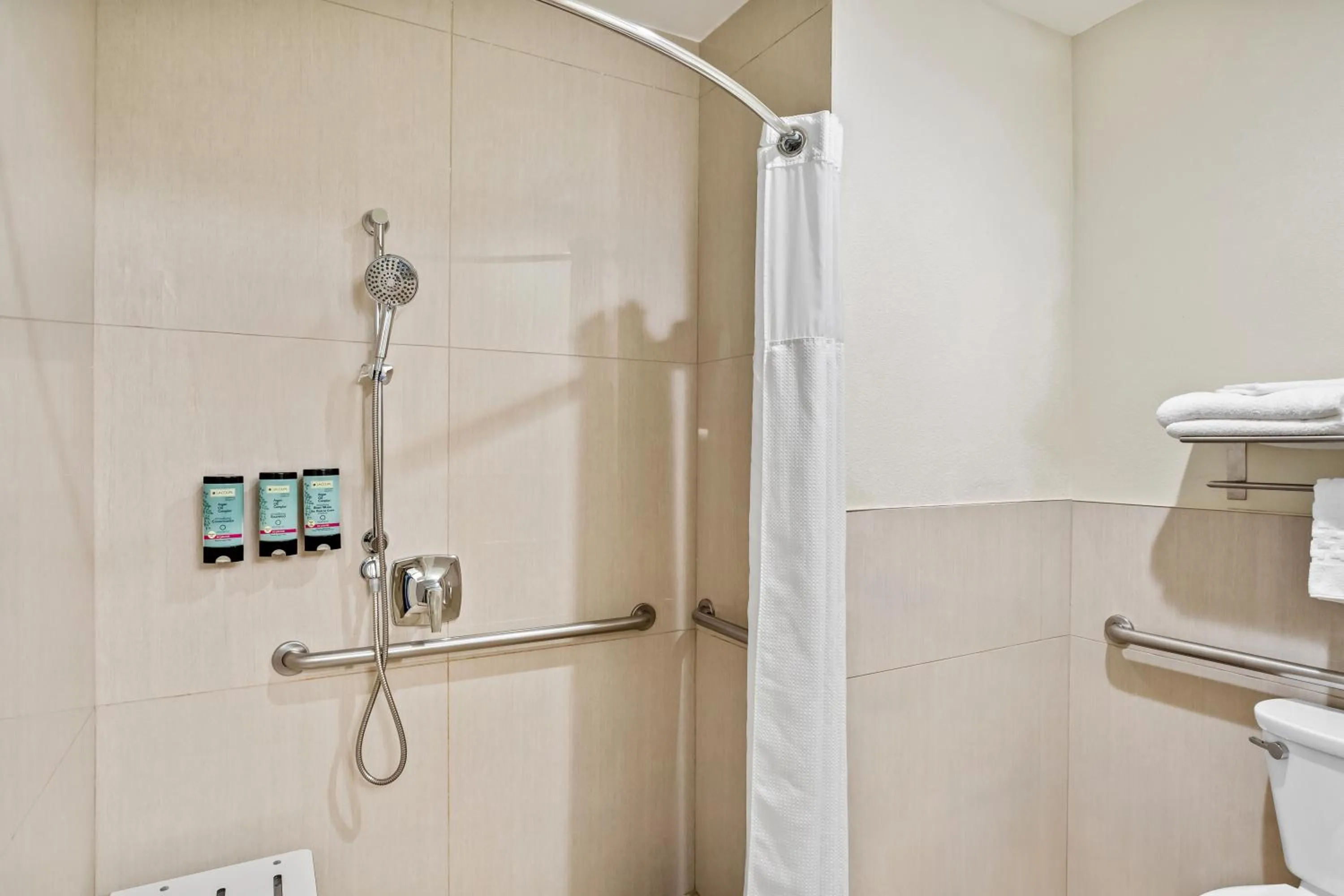 Shower in Best Western Paradise Hotel