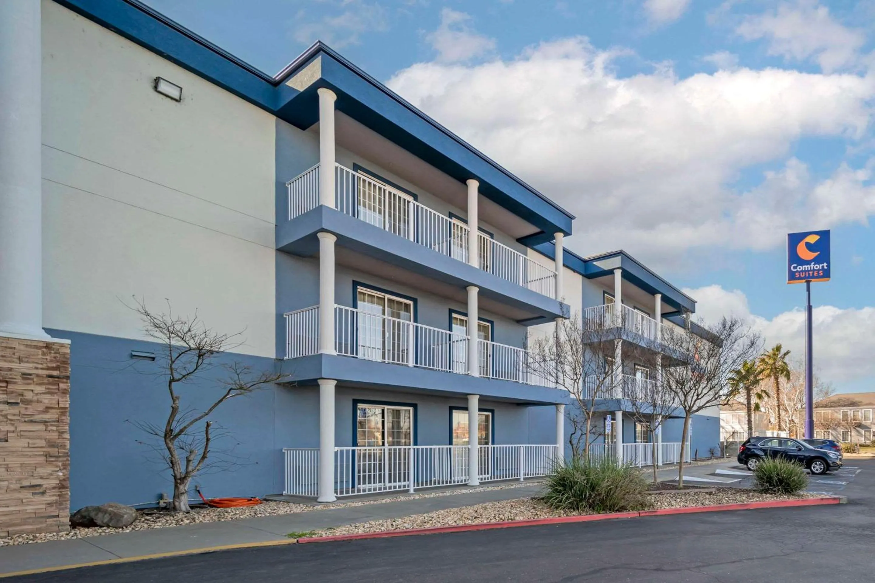 Property building in Comfort Suites Red Bluff near I-5