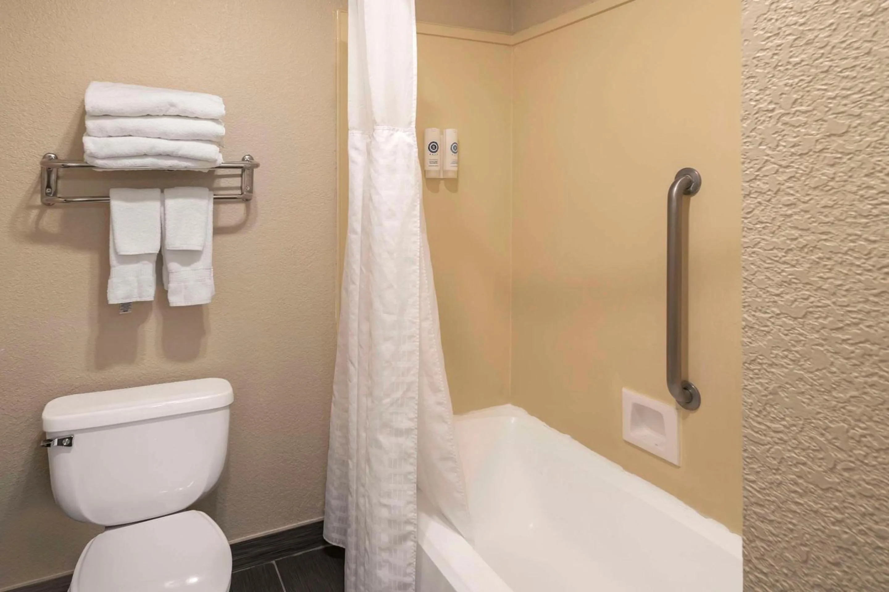 Bedroom in Comfort Suites Red Bluff near I-5